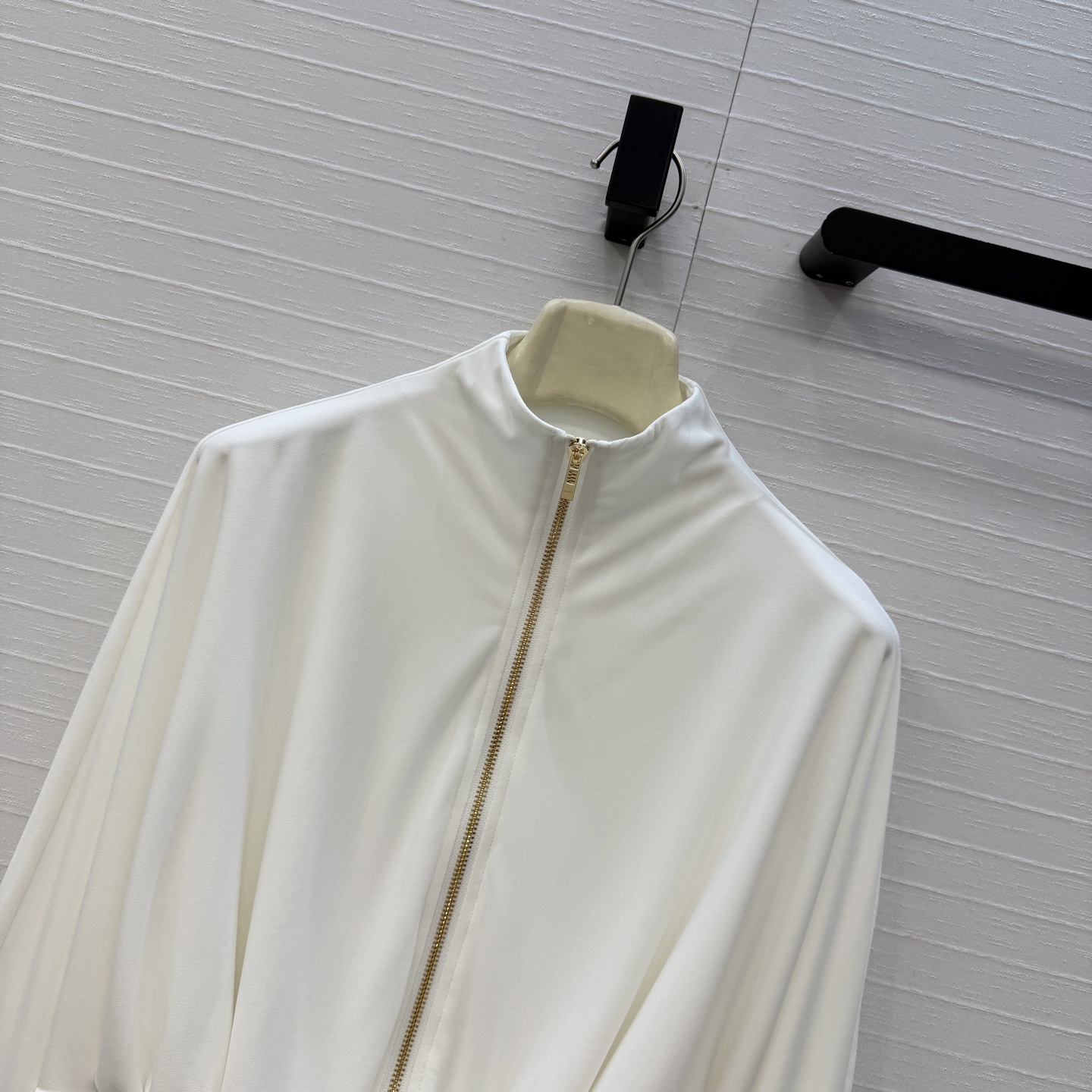 独家首发❤️Al*新品秦舒培同款褶皱套装，立领拉链缩褶摆夹克 宽松短款剪裁 ➕高腰垂褶不对称开叉半身裙，