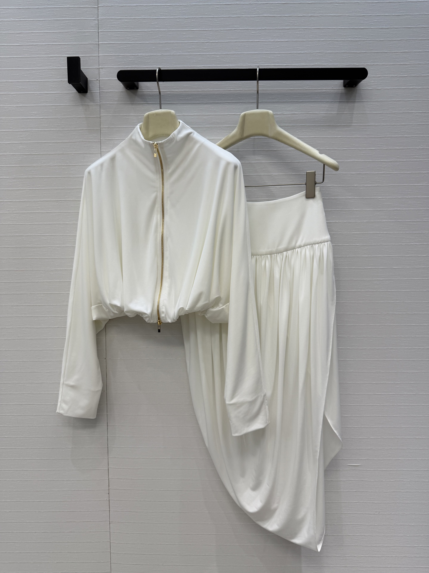 独家首发❤️Al*新品秦舒培同款褶皱套装，立领拉链缩褶摆夹克 宽松短款剪裁 ➕高腰垂褶不对称开叉半身裙，