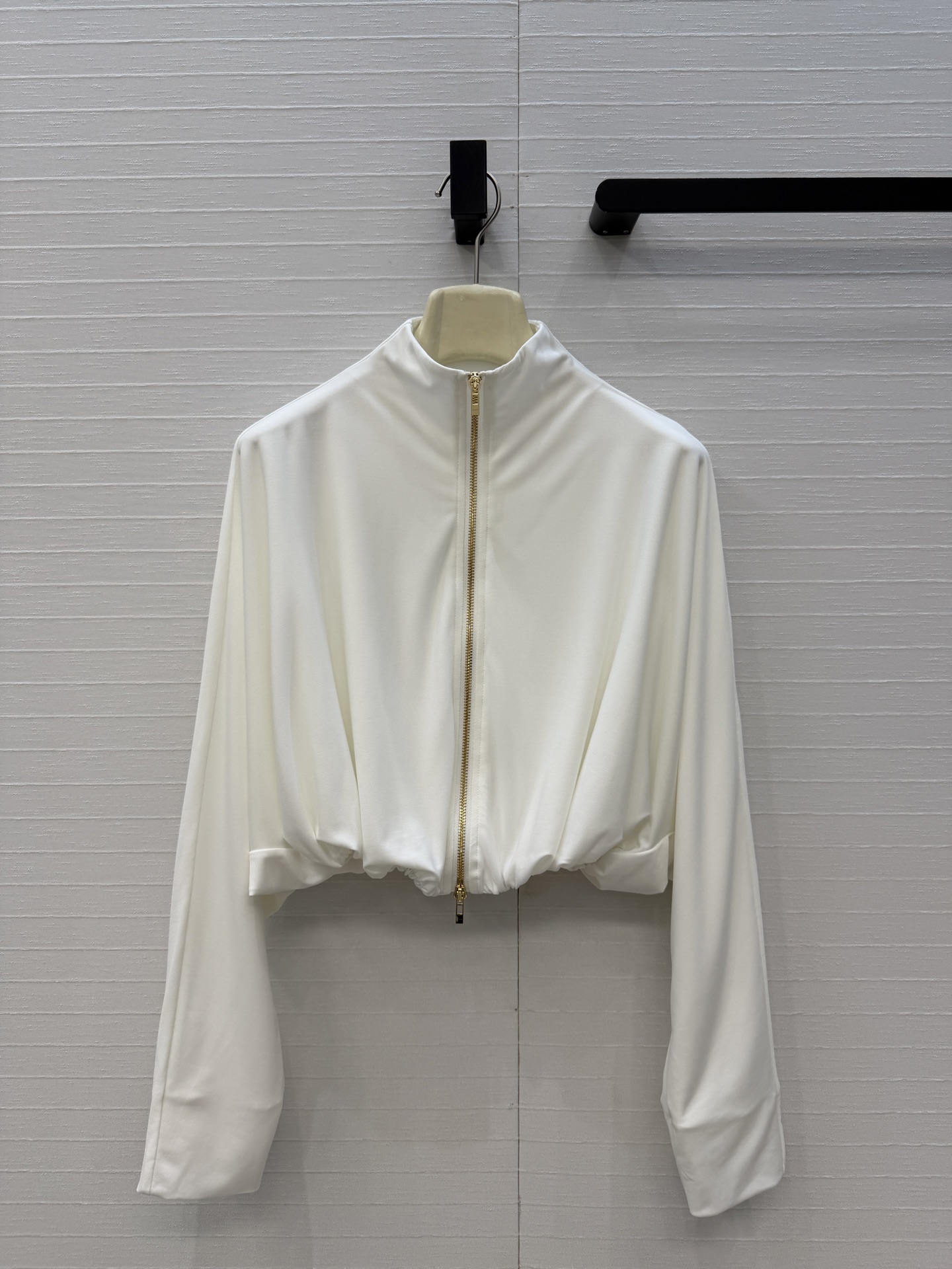 独家首发❤️Al*新品秦舒培同款褶皱套装，立领拉链缩褶摆夹克 宽松短款剪裁 ➕高腰垂褶不对称开叉半身裙，