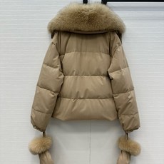 强烈推荐❤️YVES 联名lp 狐狸毛短款羽绒服,配送水貂毛手套🧤90新国标90白鹅绒填充,定制天丝羊毛材质轻盈保暖又舒 强烈推荐❤️YVES 联名lp 狐狸毛短款羽绒服,配送水貂毛手套🧤90新国标90白鹅绒填充,定制天丝羊毛材质轻盈保暖又舒