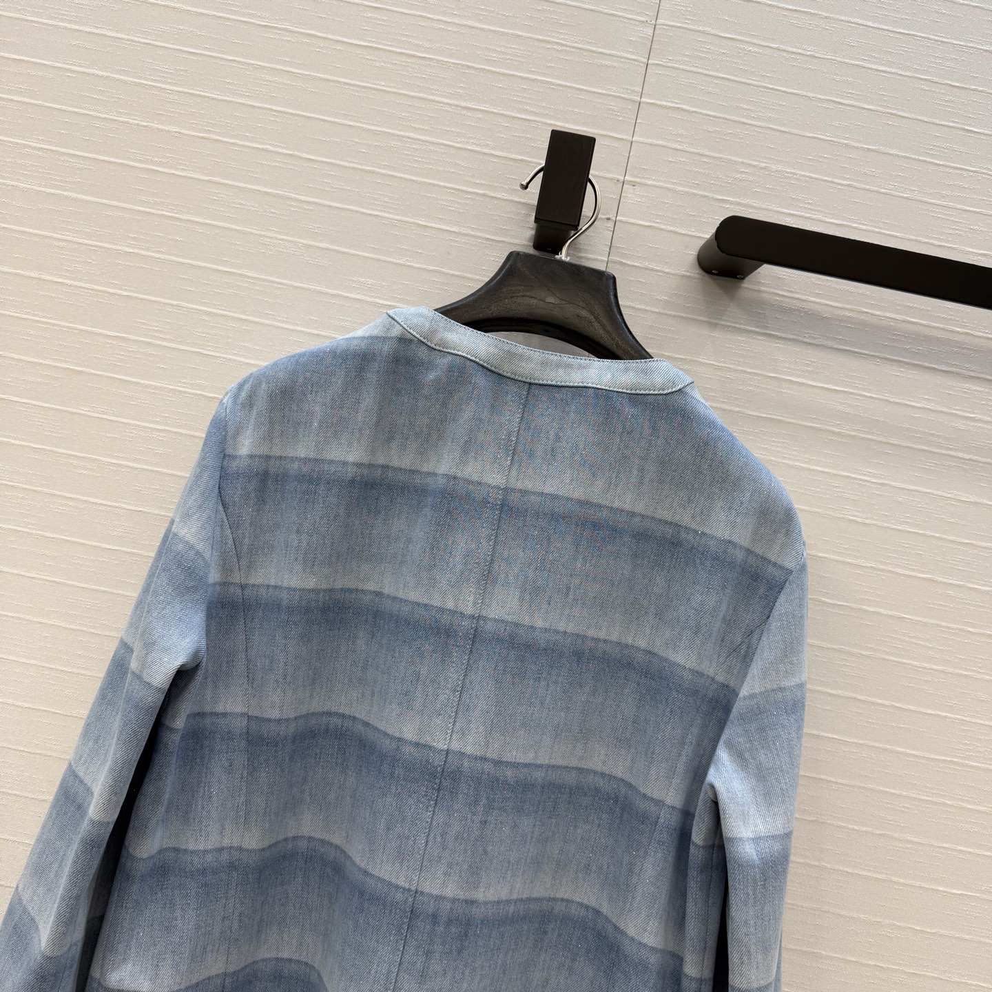 高端品质❤️香*26C早春度假系列蓝色条纹牛仔外套，浅蓝渐变+细闪设计，轻薄牛仔布超有度假氛围感✨。复古