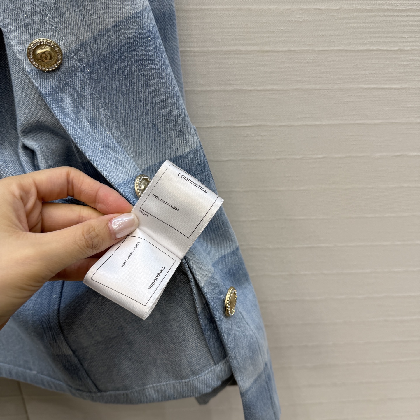 高端品质❤️香*26C早春度假系列蓝色条纹牛仔外套，浅蓝渐变+细闪设计，轻薄牛仔布超有度假氛围感✨。复古