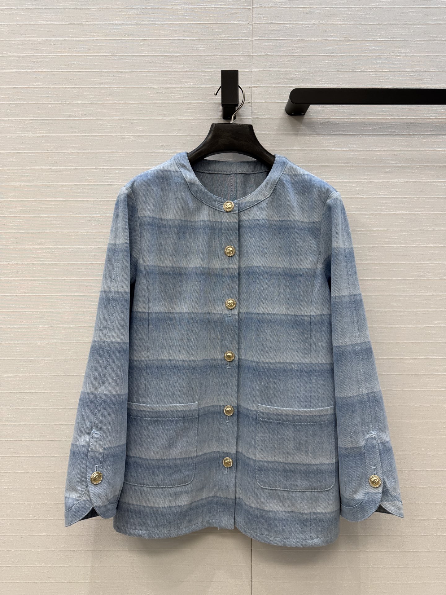 高端品质❤️香*26C早春度假系列蓝色条纹牛仔外套，浅蓝渐变+细闪设计，轻薄牛仔布超有度假氛围感✨。复古