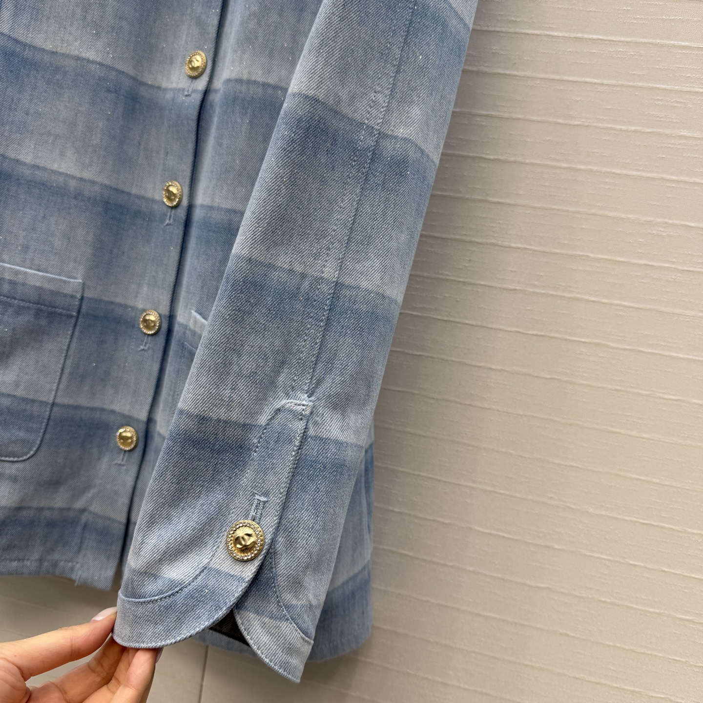 高端品质❤️香*26C早春度假系列蓝色条纹牛仔外套，浅蓝渐变+细闪设计，轻薄牛仔布超有度假氛围感✨。复古