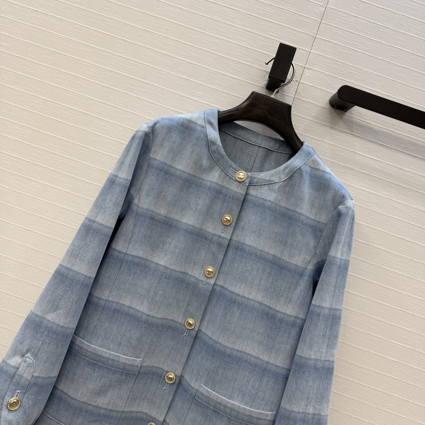 高端品质❤️香*26C早春度假系列蓝色条纹牛仔外套，浅蓝渐变+细闪设计，轻薄牛仔布超有度假氛围感✨。复古