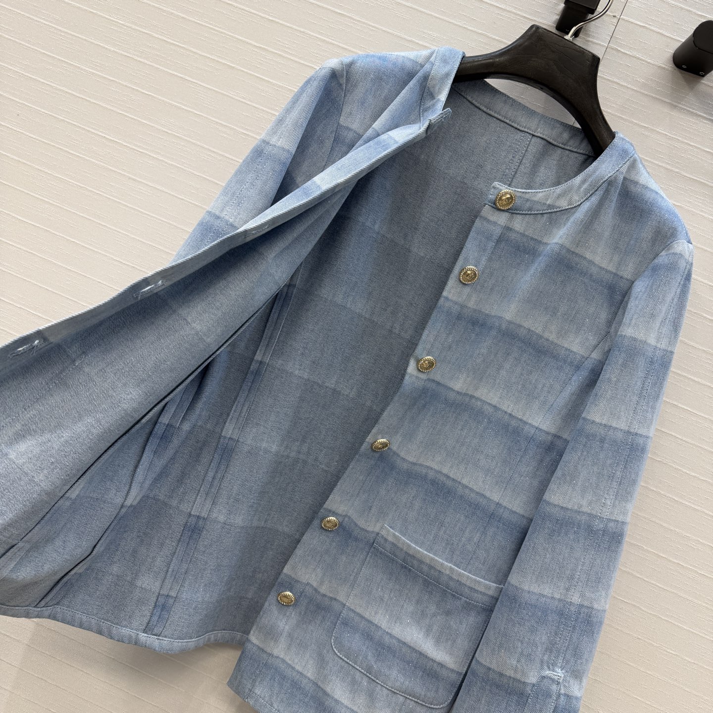 高端品质❤️香*26C早春度假系列蓝色条纹牛仔外套，浅蓝渐变+细闪设计，轻薄牛仔布超有度假氛围感✨。复古