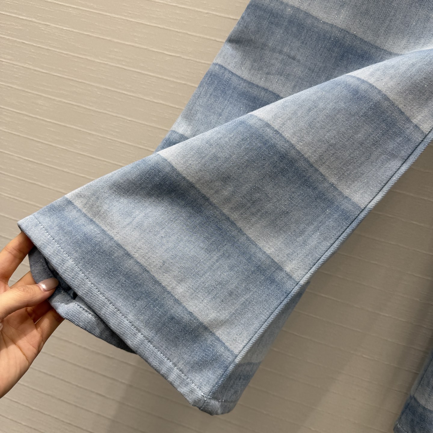 高端品质❤️香*26C早春度假系列蓝色条纹牛仔阔腿裤，浅蓝渐变+细闪设计，轻薄牛仔布清新又有辨识度✨。高