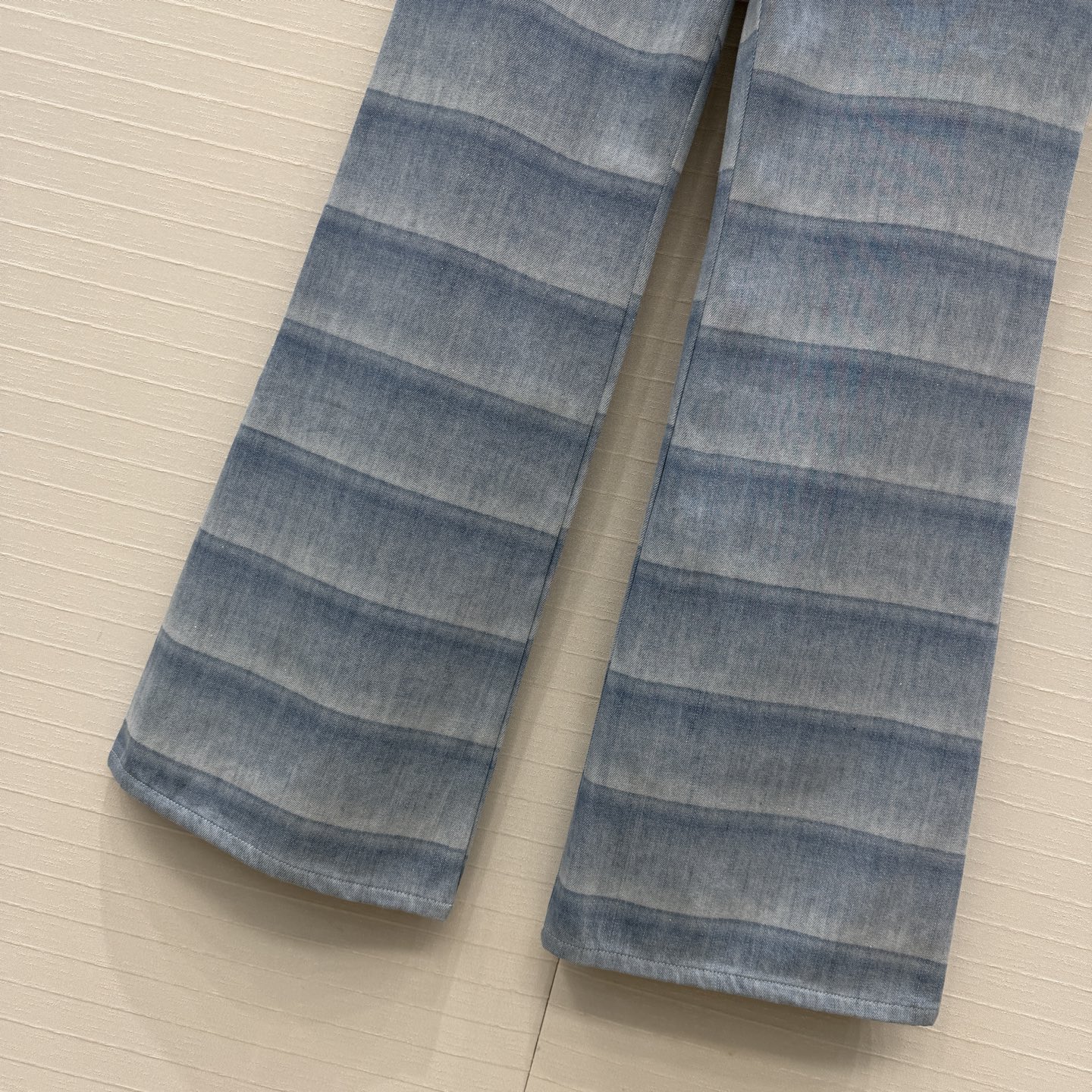 高端品质❤️香*26C早春度假系列蓝色条纹牛仔阔腿裤，浅蓝渐变+细闪设计，轻薄牛仔布清新又有辨识度✨。高