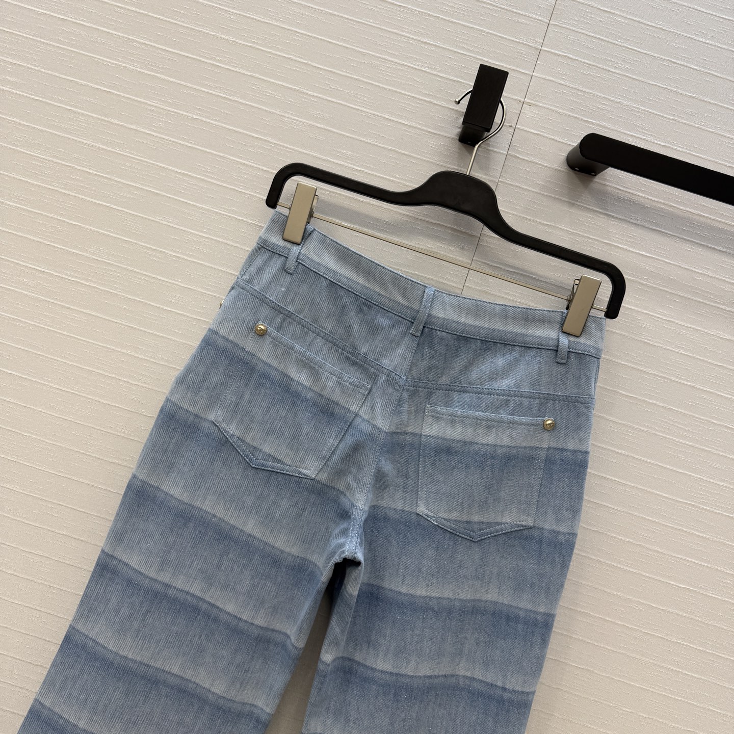 高端品质❤️香*26C早春度假系列蓝色条纹牛仔阔腿裤，浅蓝渐变+细闪设计，轻薄牛仔布清新又有辨识度✨。高