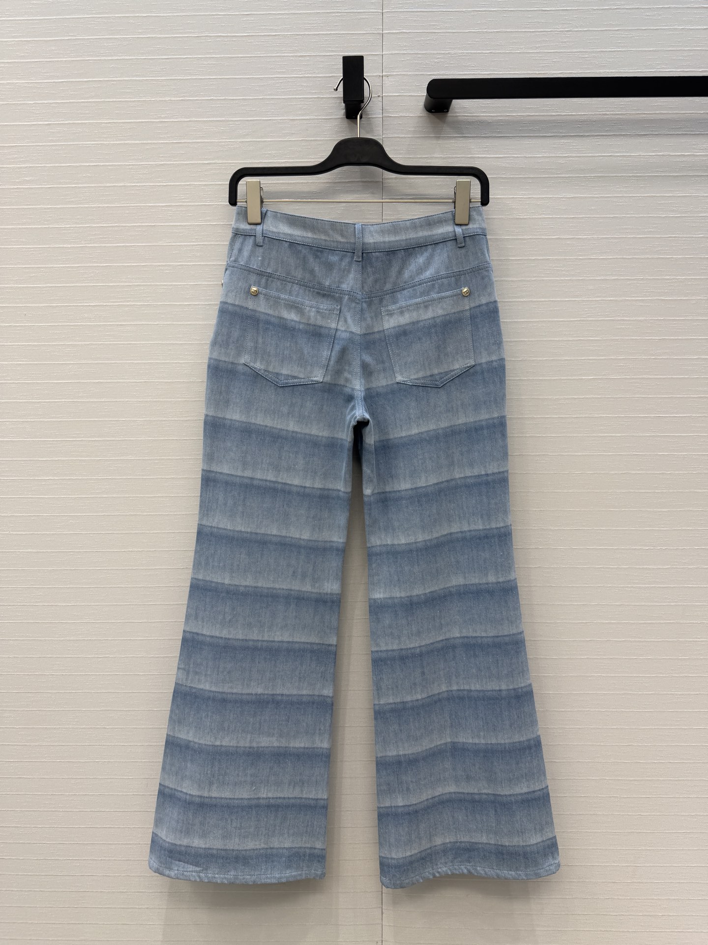 高端品质❤️香*26C早春度假系列蓝色条纹牛仔阔腿裤，浅蓝渐变+细闪设计，轻薄牛仔布清新又有辨识度✨。高