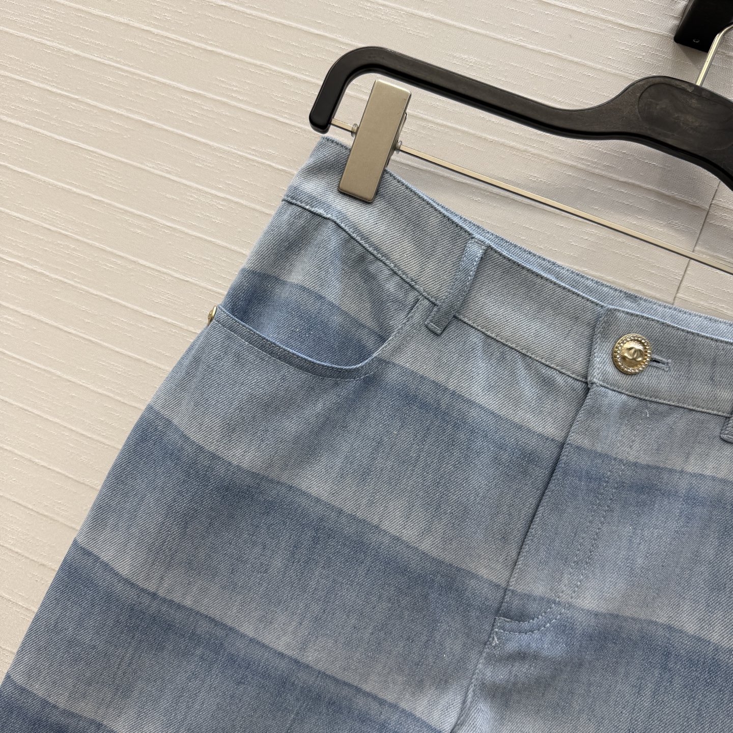 高端品质❤️香*26C早春度假系列蓝色条纹牛仔阔腿裤，浅蓝渐变+细闪设计，轻薄牛仔布清新又有辨识度✨。高