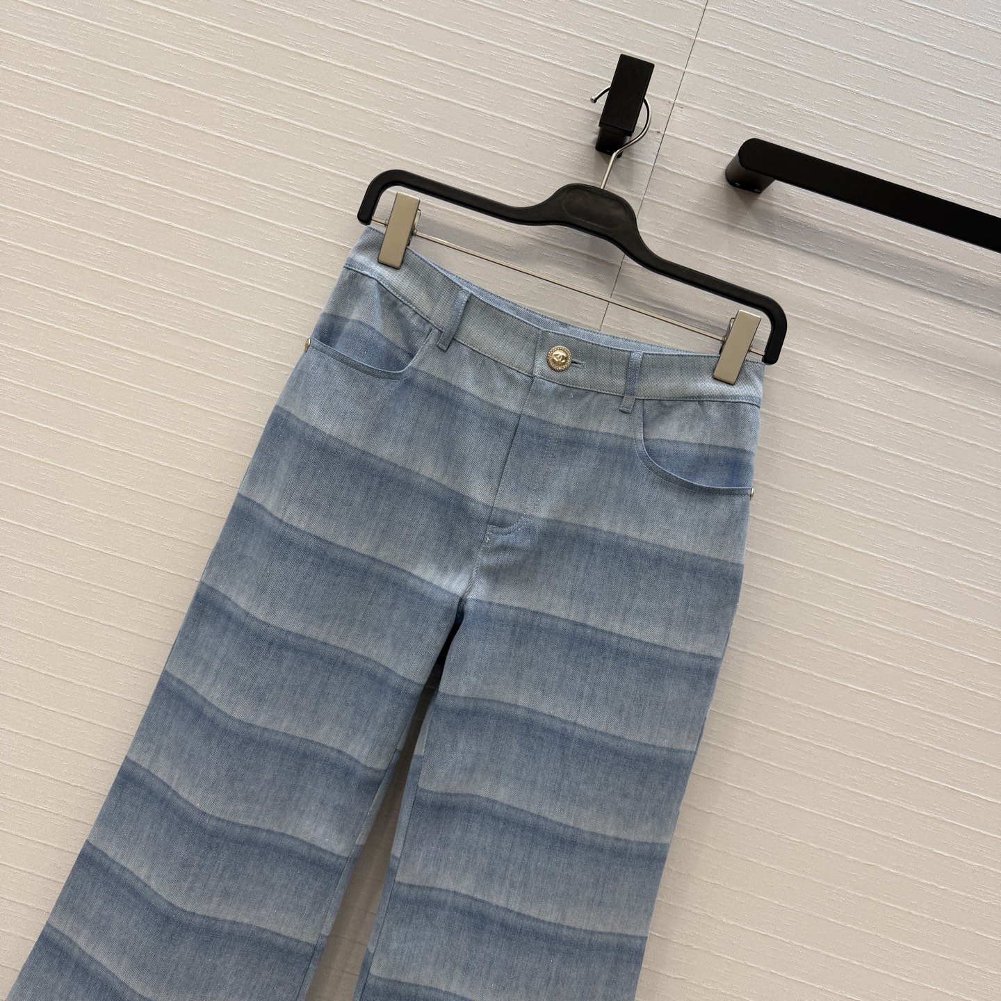 高端品质❤️香*26C早春度假系列蓝色条纹牛仔阔腿裤，浅蓝渐变+细闪设计，轻薄牛仔布清新又有辨识度✨。高