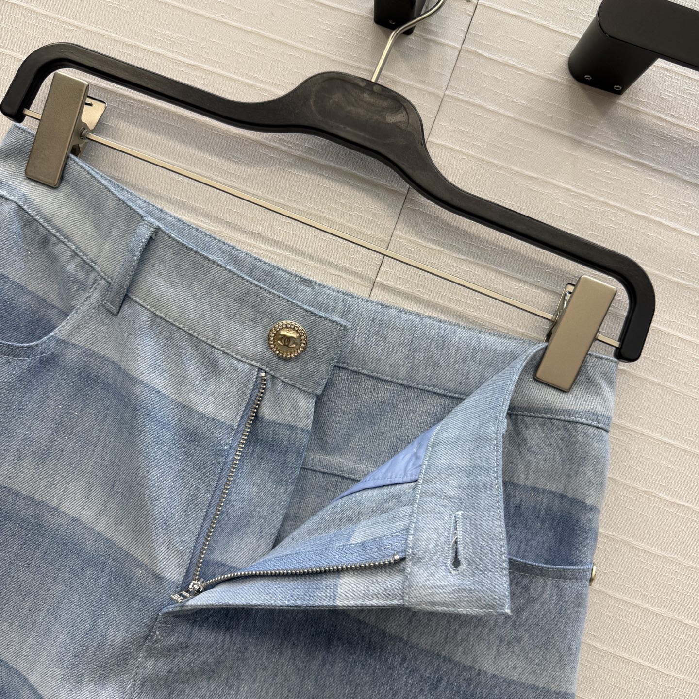 高端品质❤️香*26C早春度假系列蓝色条纹牛仔阔腿裤，浅蓝渐变+细闪设计，轻薄牛仔布清新又有辨识度✨。高