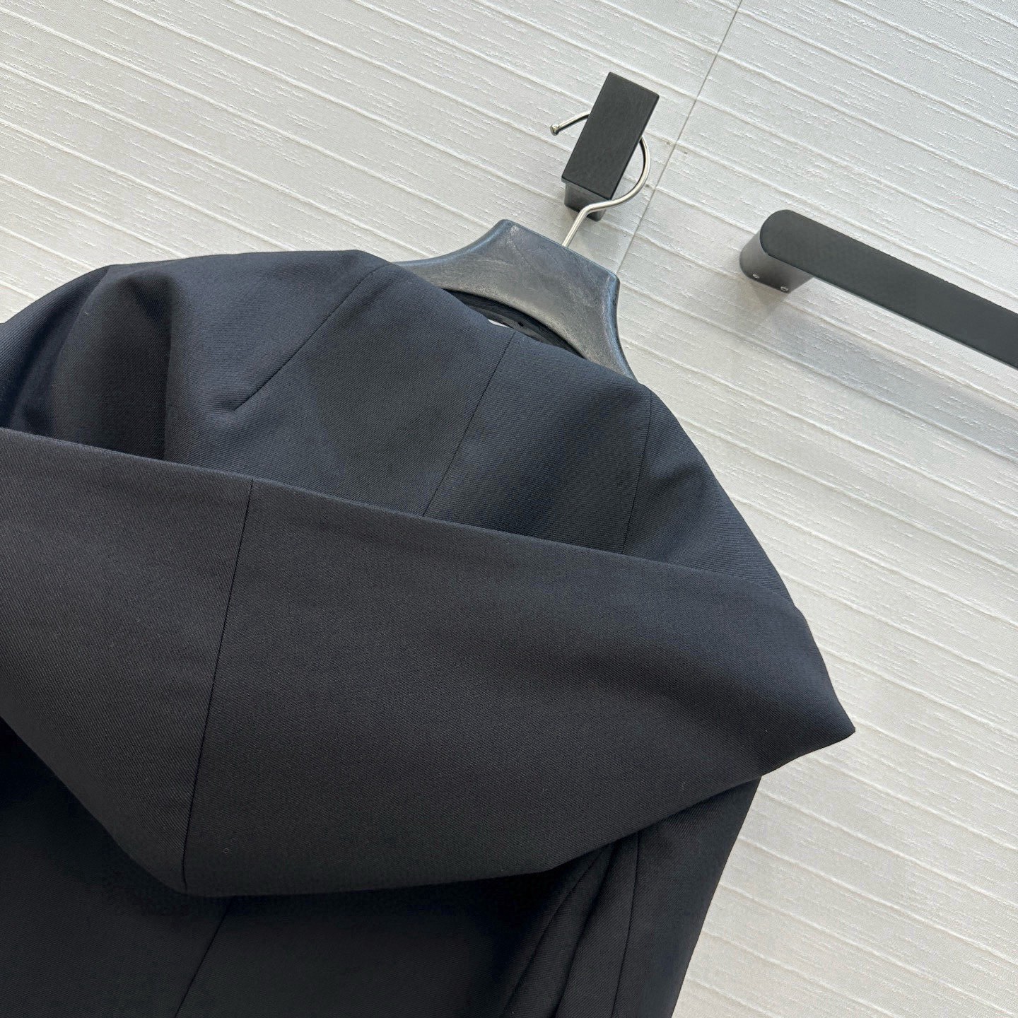 独家首发❤️高端原单品质❤️ Alai*新品高智感黑色😎穿搭！黑色羊毛华达呢连帽设计西装外套，休闲不失气