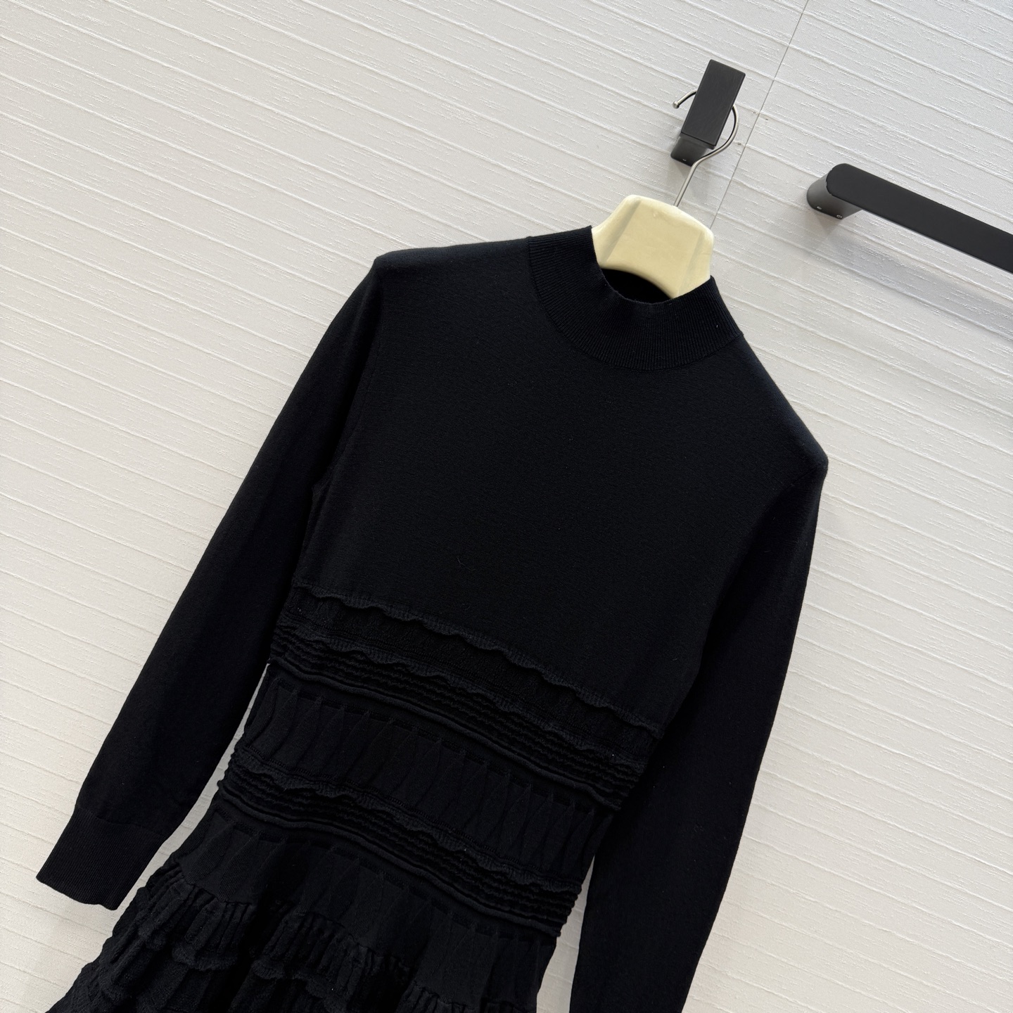 强烈推荐❤️Alai*经典款Crinoline羊毛针织蛋糕层连衣裙，修身剪裁勾勒女性曲线，裙摆蓬松立体，