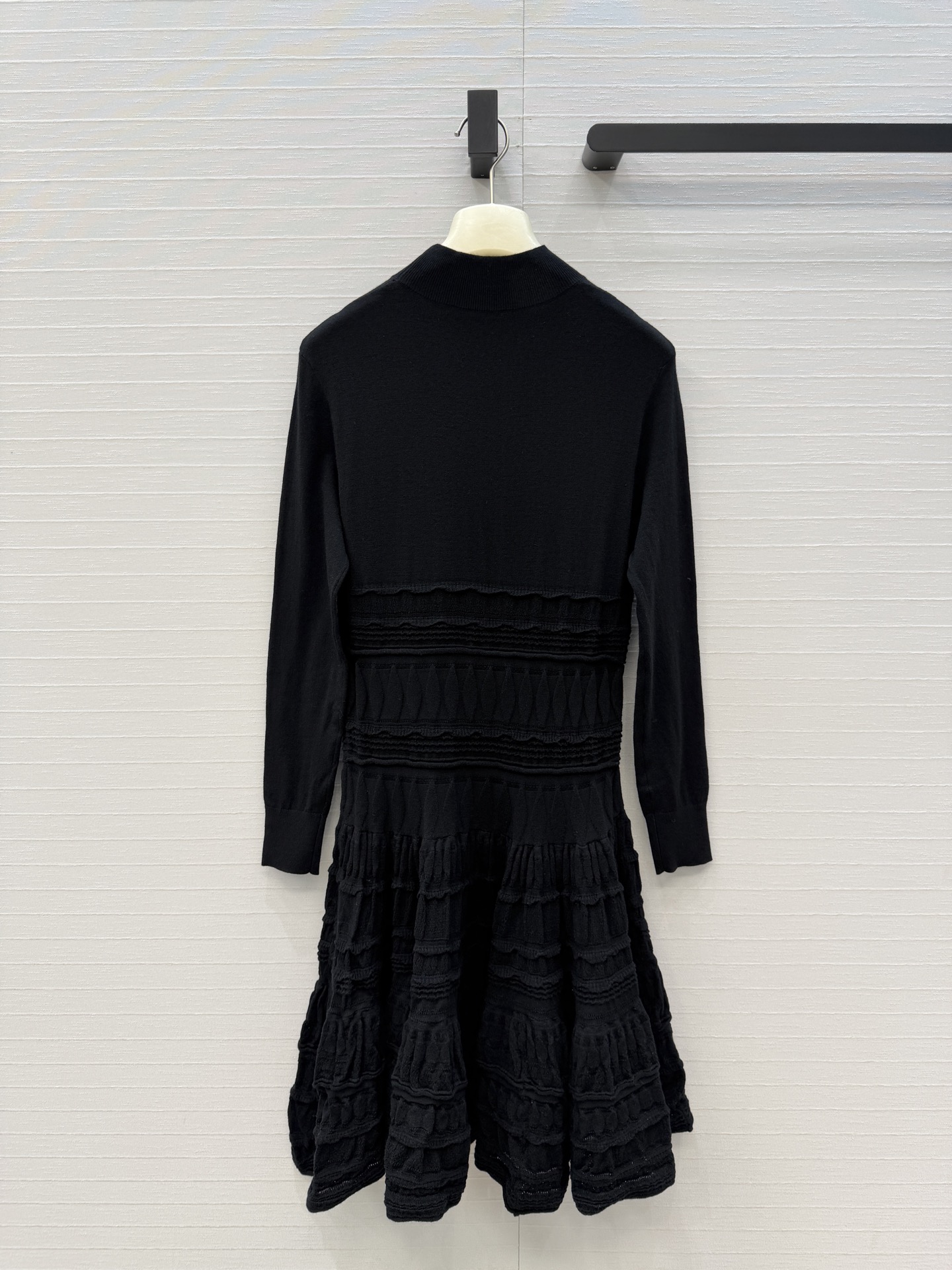 强烈推荐❤️Alai*经典款Crinoline羊毛针织蛋糕层连衣裙，修身剪裁勾勒女性曲线，裙摆蓬松立体，