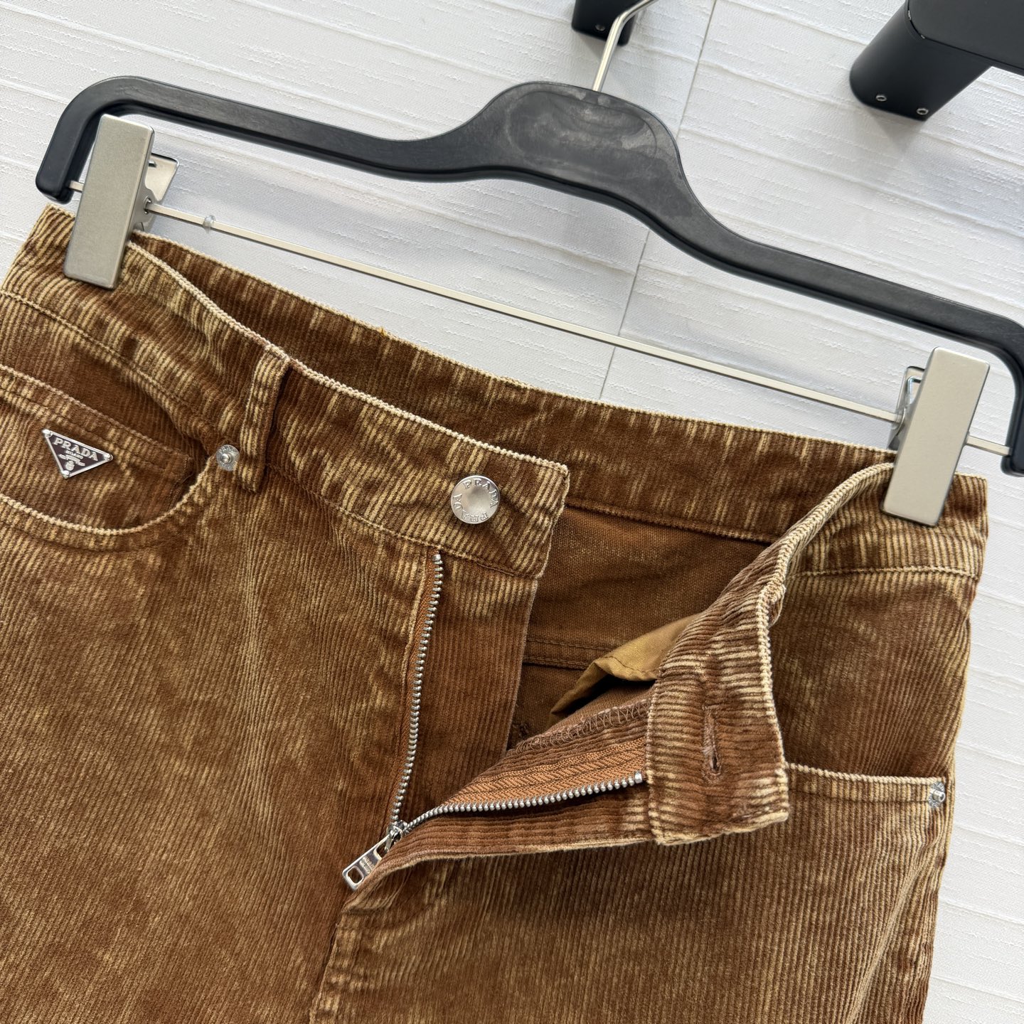 强烈推荐❤️Pra*新品雪花灯芯绒微喇裤！高街时髦百搭单品！中高腰版型上身显瘦又高挑！可甜可盐版型百搭不