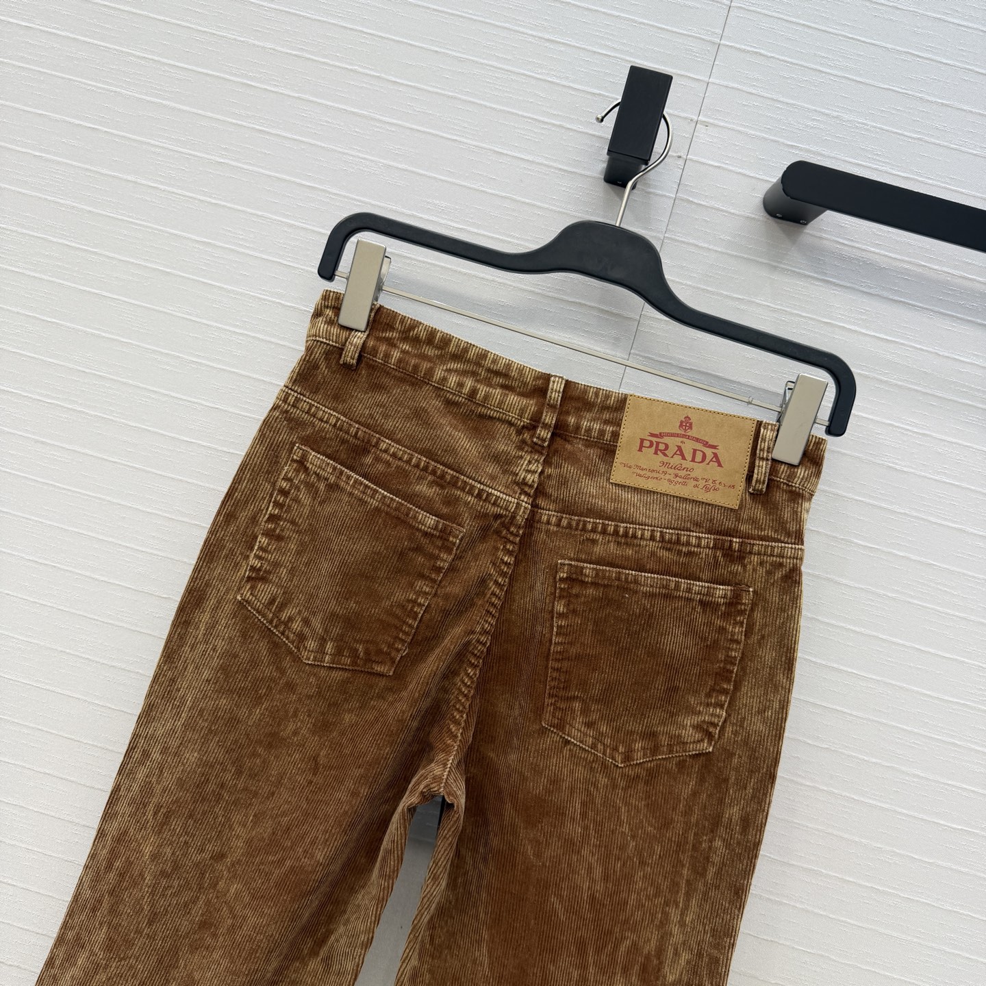 强烈推荐❤️Pra*新品雪花灯芯绒微喇裤！高街时髦百搭单品！中高腰版型上身显瘦又高挑！可甜可盐版型百搭不