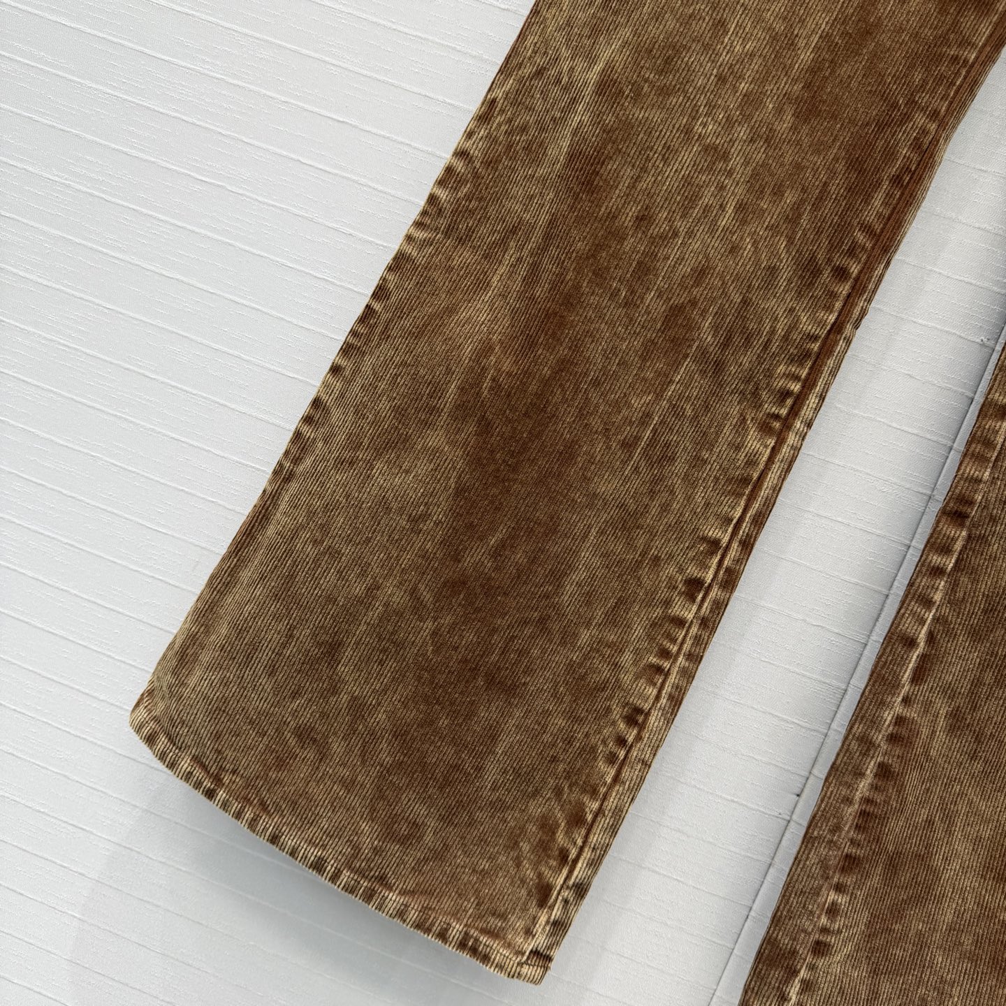 强烈推荐❤️Pra*新品雪花灯芯绒微喇裤！高街时髦百搭单品！中高腰版型上身显瘦又高挑！可甜可盐版型百搭不