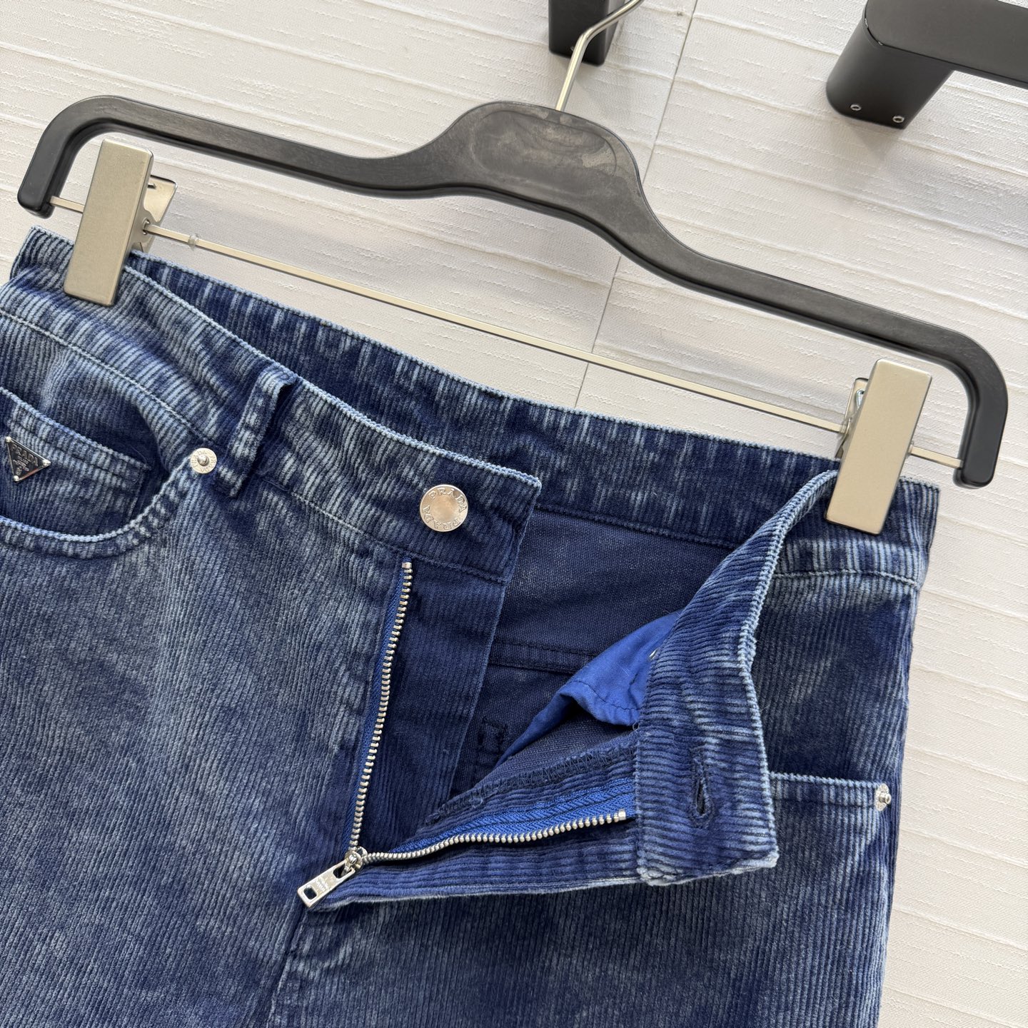 强烈推荐❤️Pra*新品雪花灯芯绒微喇裤！高街时髦百搭单品！中高腰版型上身显瘦又高挑！可甜可盐版型百搭不