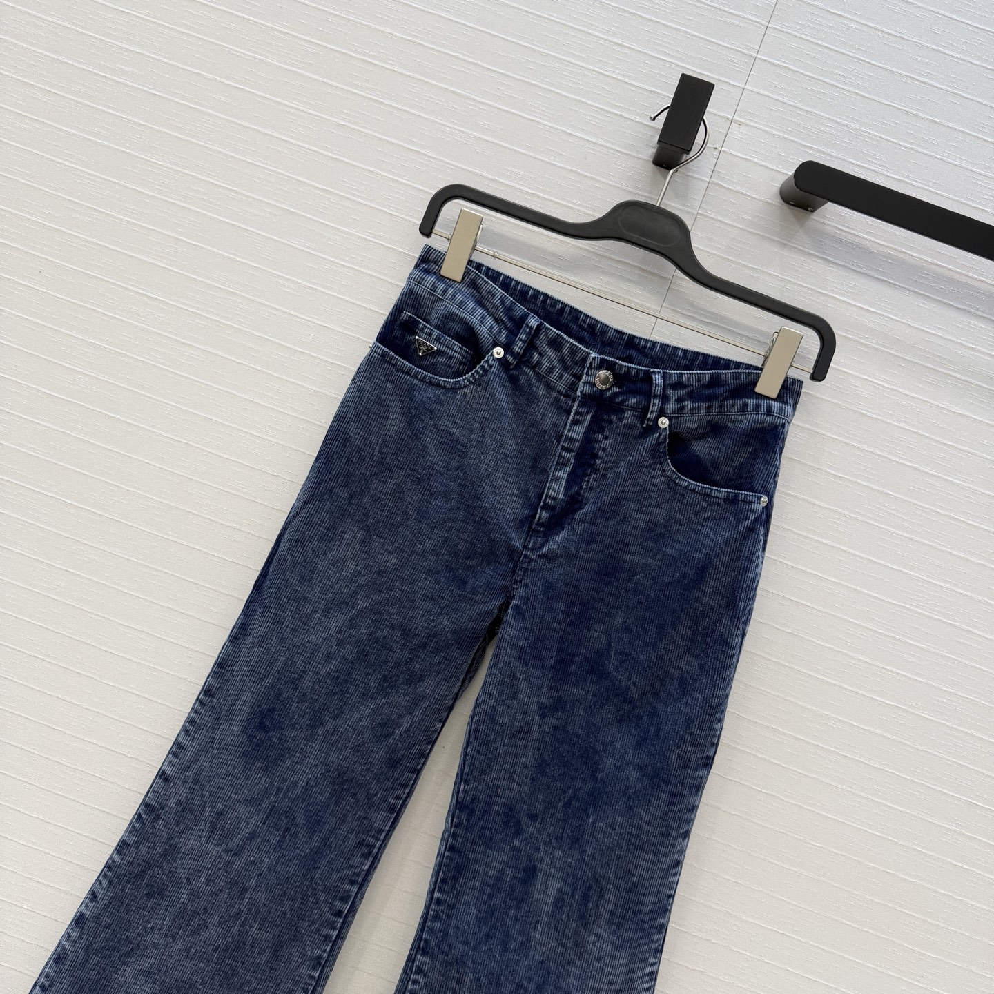 强烈推荐❤️Pra*新品雪花灯芯绒微喇裤！高街时髦百搭单品！中高腰版型上身显瘦又高挑！可甜可盐版型百搭不