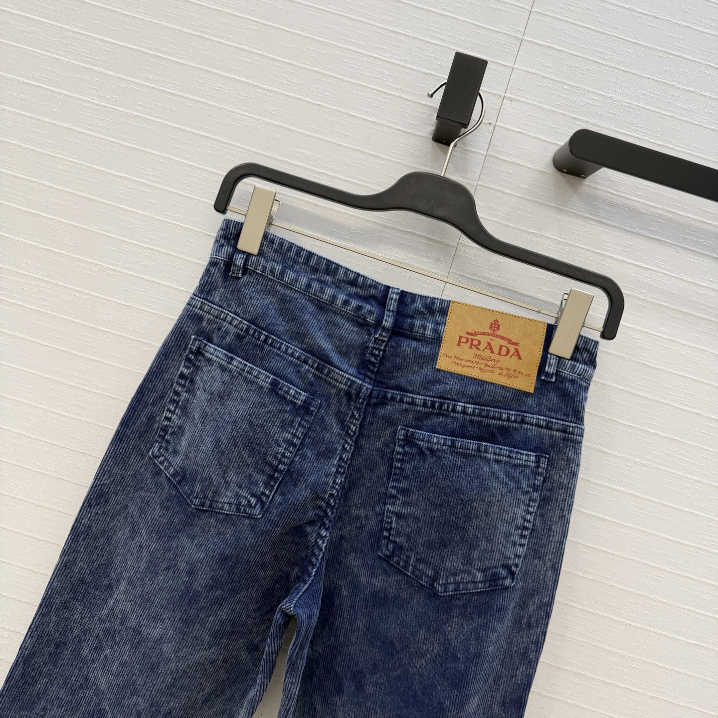 强烈推荐❤️Pra*新品雪花灯芯绒微喇裤！高街时髦百搭单品！中高腰版型上身显瘦又高挑！可甜可盐版型百搭不