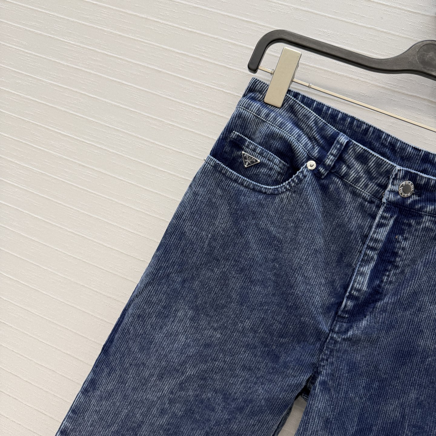 强烈推荐❤️Pra*新品雪花灯芯绒微喇裤！高街时髦百搭单品！中高腰版型上身显瘦又高挑！可甜可盐版型百搭不