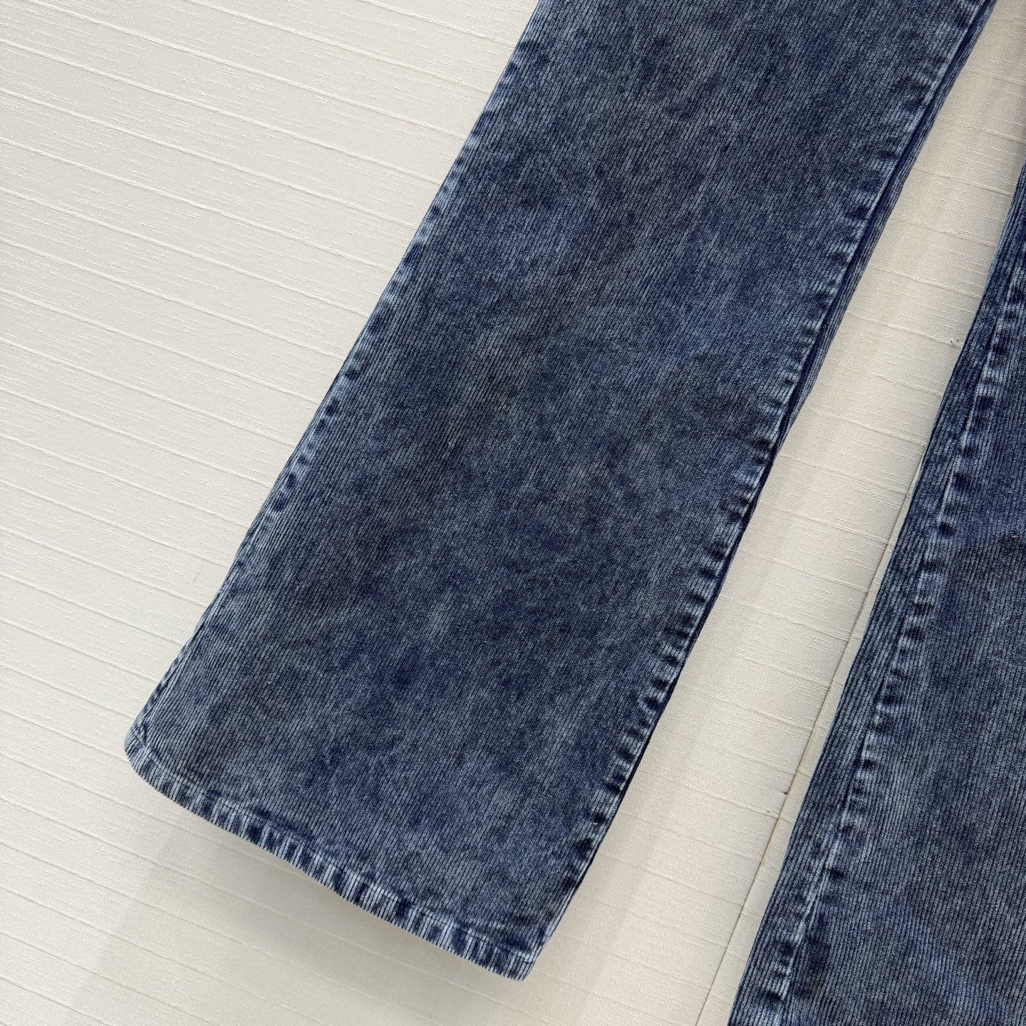 强烈推荐❤️Pra*新品雪花灯芯绒微喇裤！高街时髦百搭单品！中高腰版型上身显瘦又高挑！可甜可盐版型百搭不