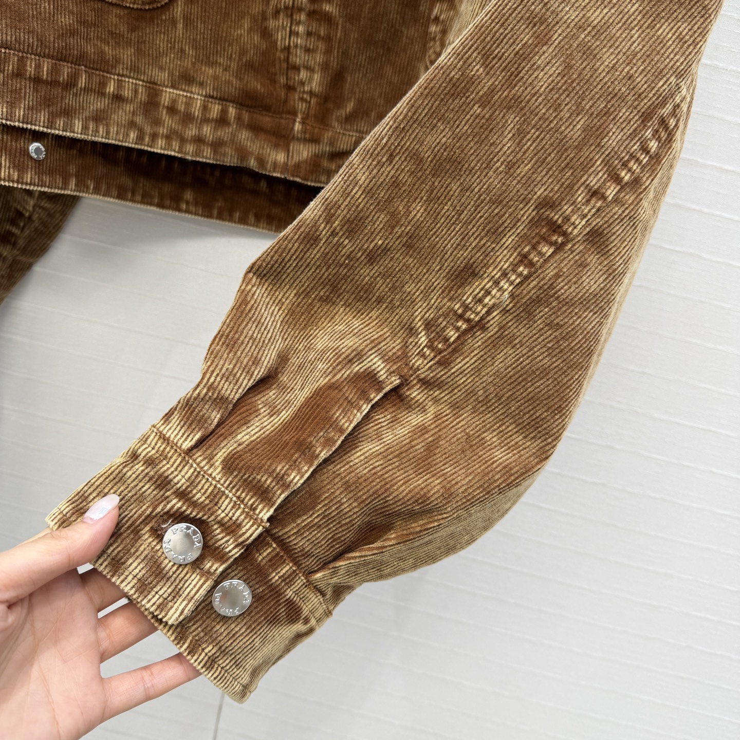 强烈推荐❤️PR高智感穿搭 雪花灯芯绒翻领夹克外套！经典落肩宽松短款 立体剪裁版型百搭又显高挑，定制金属