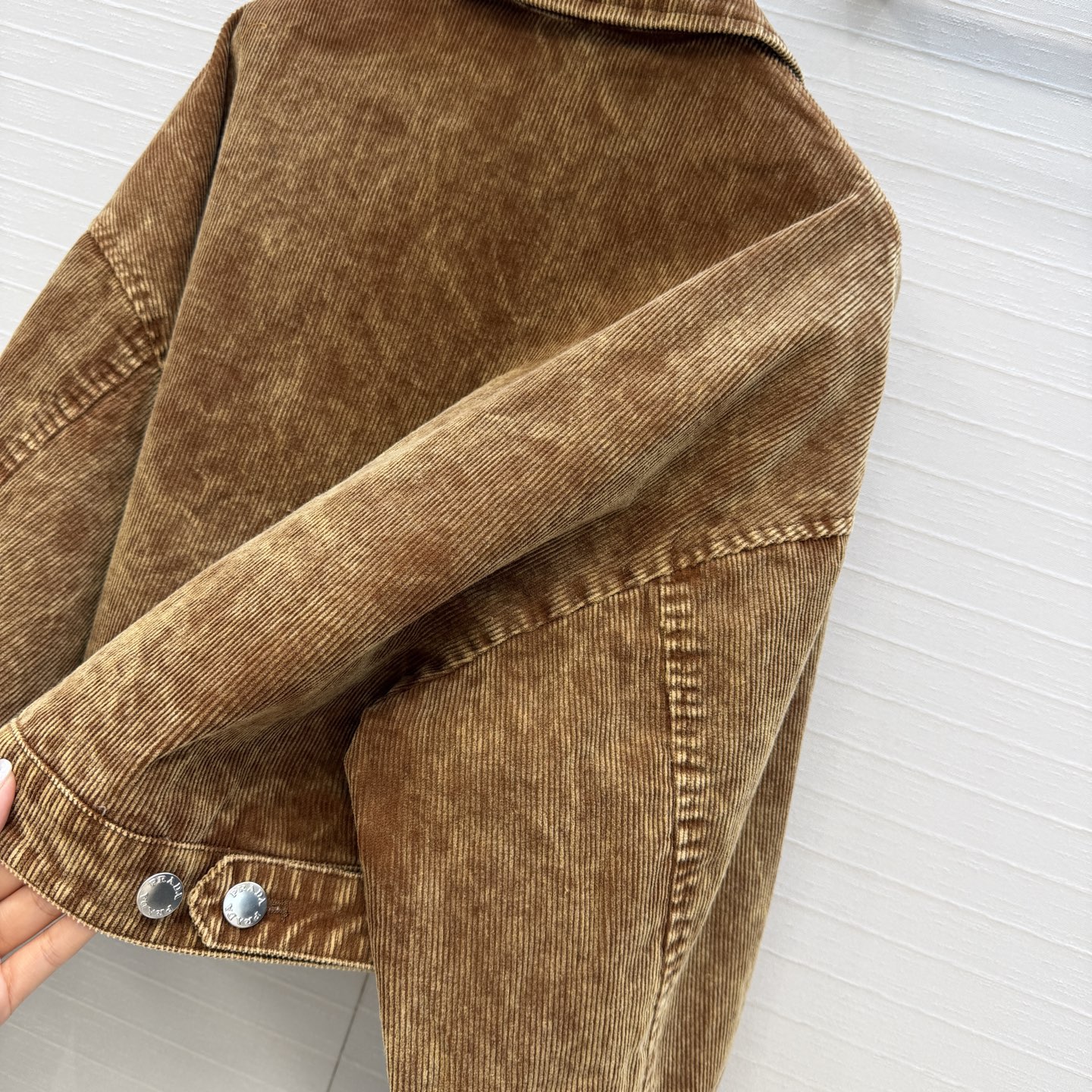 强烈推荐❤️PR高智感穿搭 雪花灯芯绒翻领夹克外套！经典落肩宽松短款 立体剪裁版型百搭又显高挑，定制金属