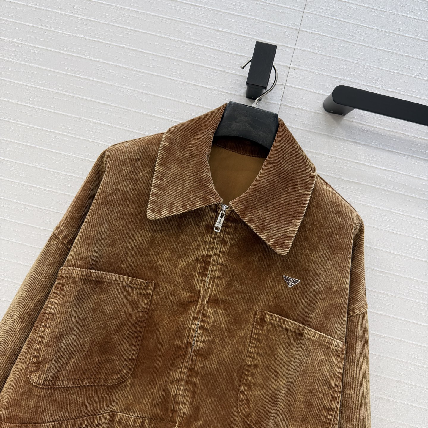 强烈推荐❤️PR高智感穿搭 雪花灯芯绒翻领夹克外套！经典落肩宽松短款 立体剪裁版型百搭又显高挑，定制金属