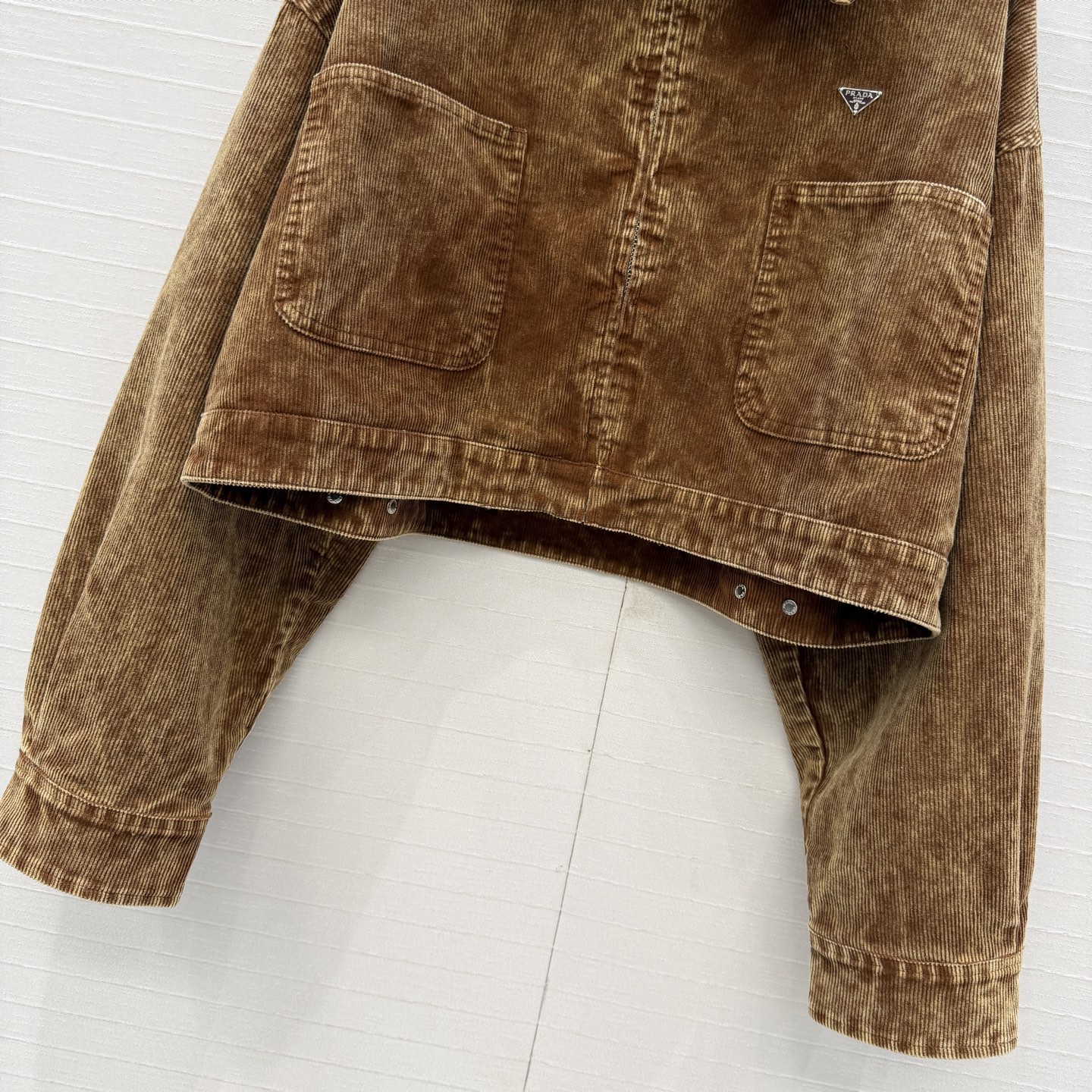 强烈推荐❤️PR高智感穿搭 雪花灯芯绒翻领夹克外套！经典落肩宽松短款 立体剪裁版型百搭又显高挑，定制金属