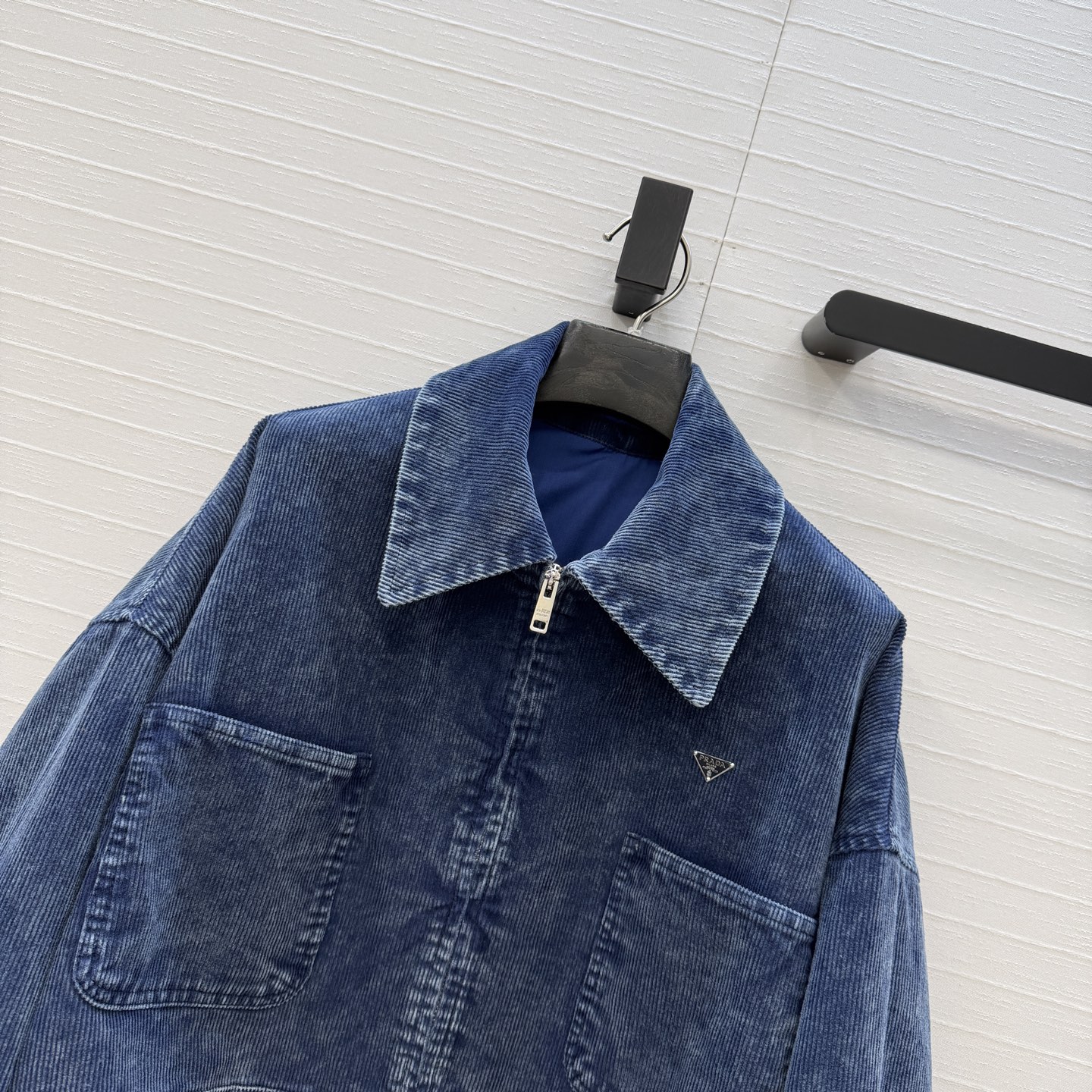 强烈推荐❤️PR高智感穿搭 雪花灯芯绒翻领夹克外套！经典落肩宽松短款 立体剪裁版型百搭又显高挑，定制金属