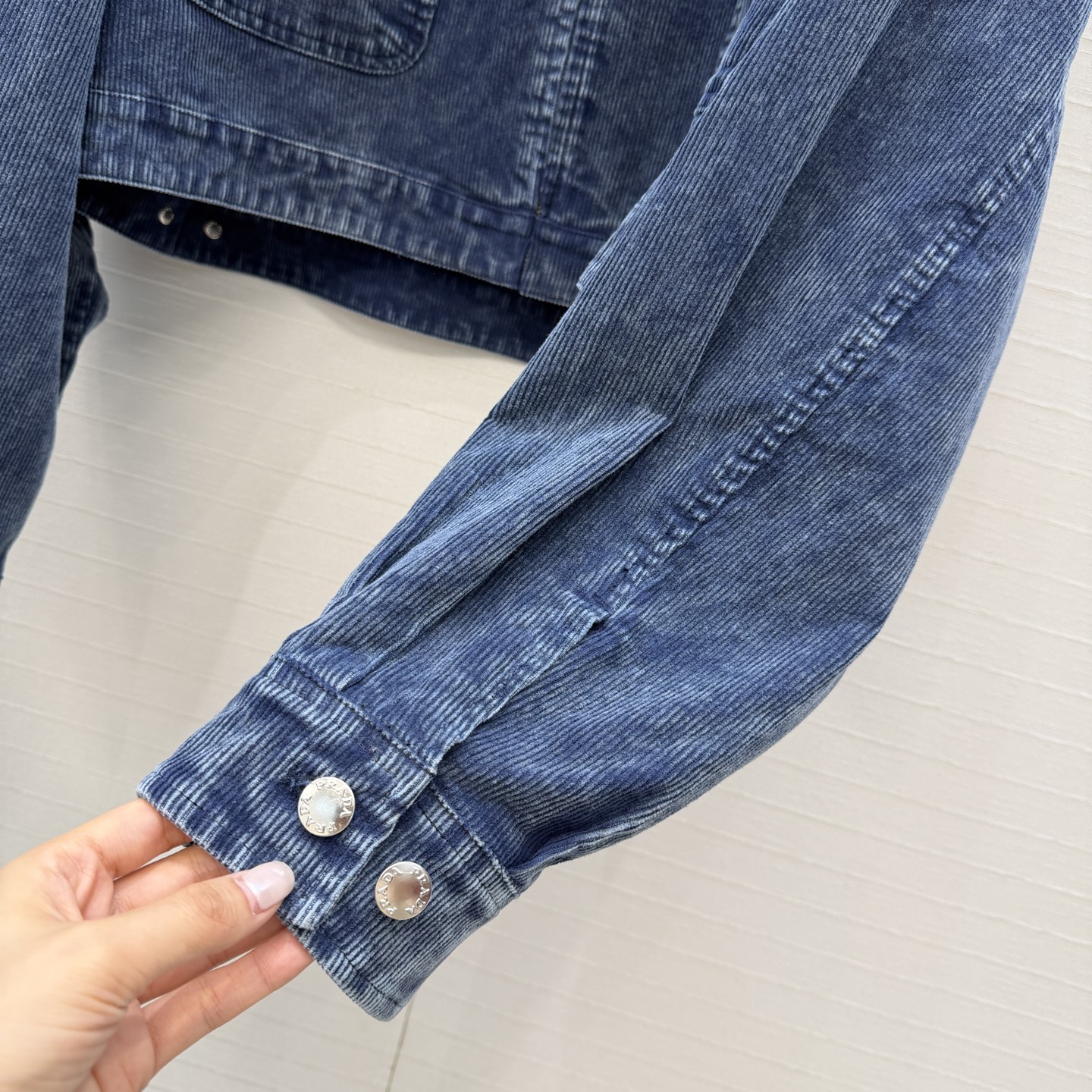 强烈推荐❤️PR高智感穿搭 雪花灯芯绒翻领夹克外套！经典落肩宽松短款 立体剪裁版型百搭又显高挑，定制金属