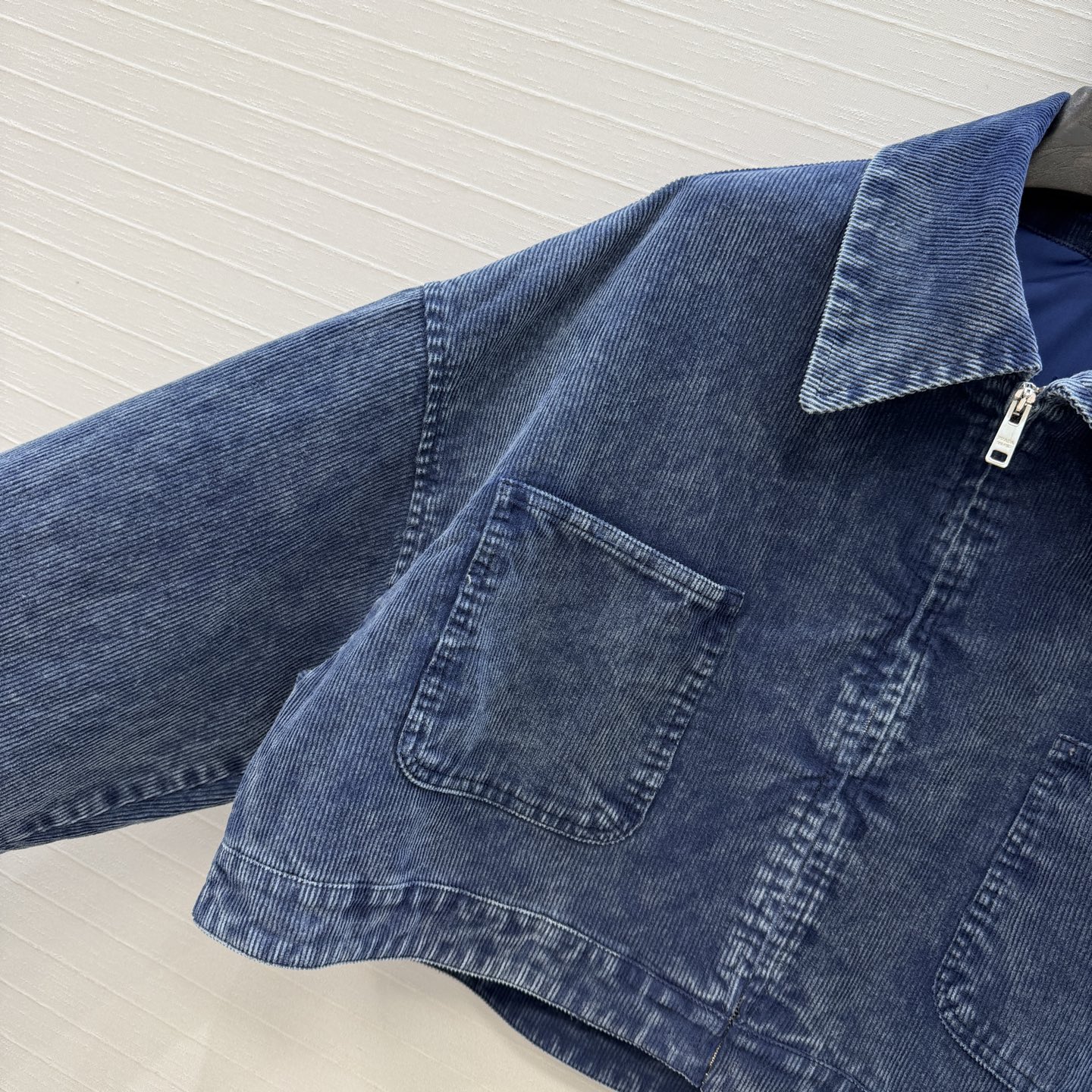 强烈推荐❤️PR高智感穿搭 雪花灯芯绒翻领夹克外套！经典落肩宽松短款 立体剪裁版型百搭又显高挑，定制金属