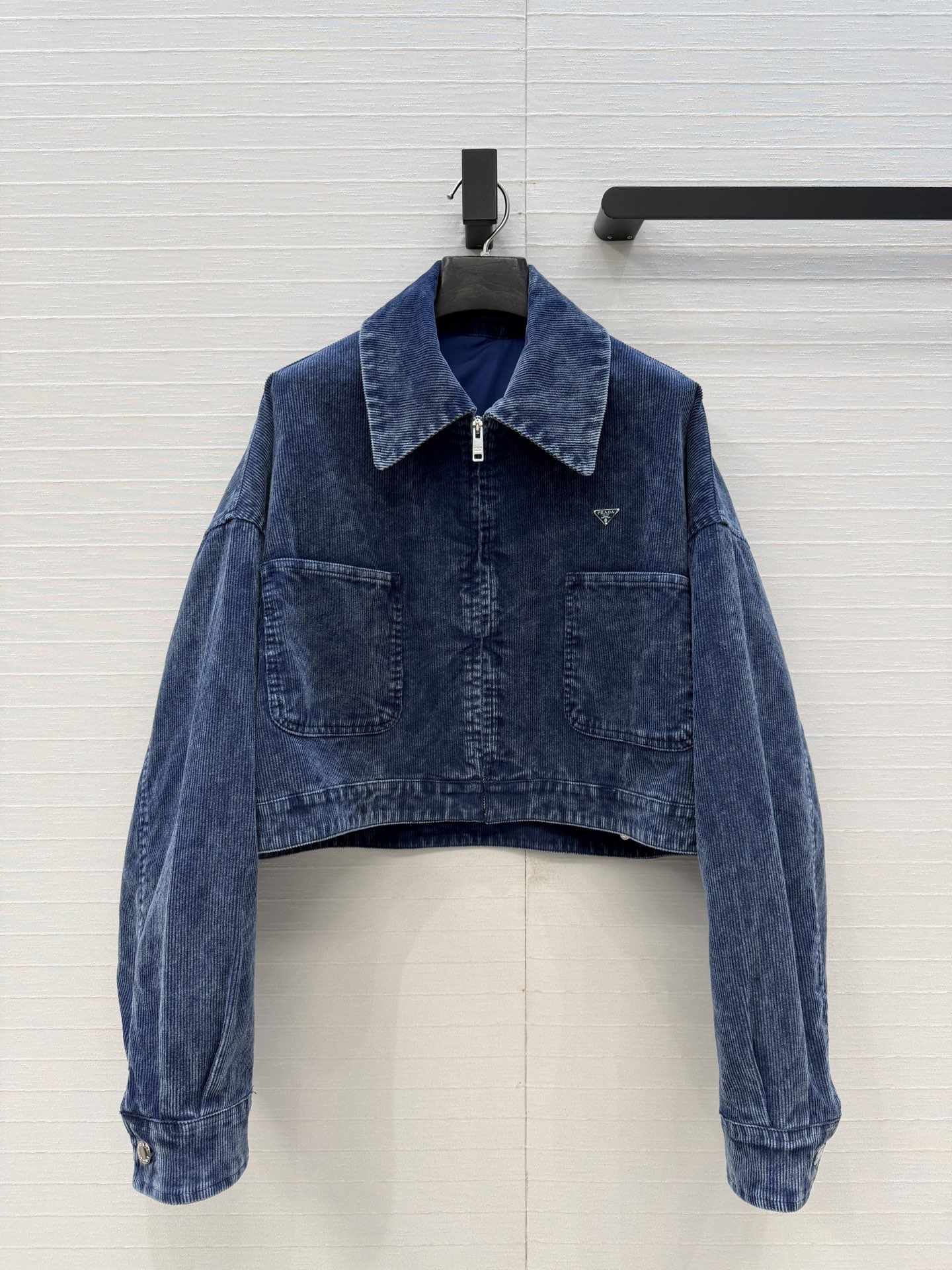 强烈推荐❤️PR高智感穿搭 雪花灯芯绒翻领夹克外套！经典落肩宽松短款 立体剪裁版型百搭又显高挑，定制金属