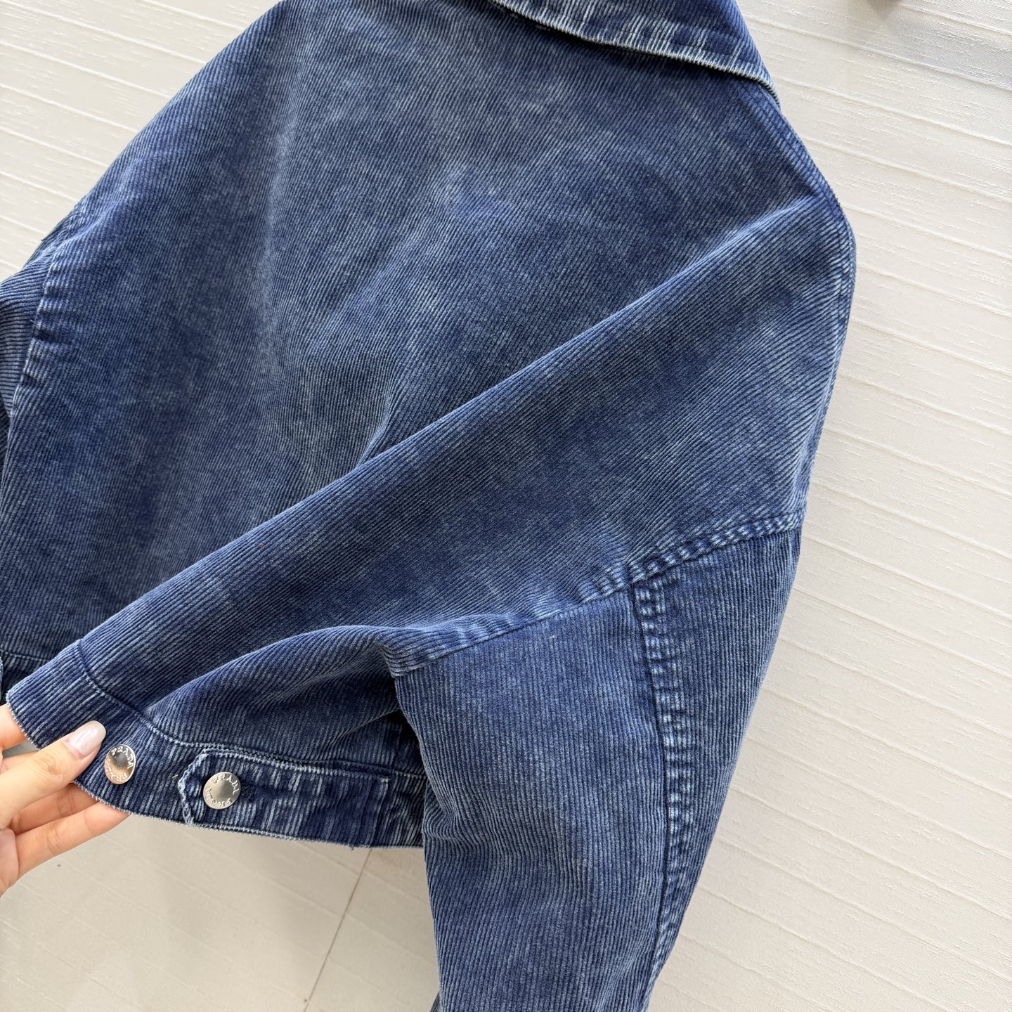 强烈推荐❤️PR高智感穿搭 雪花灯芯绒翻领夹克外套！经典落肩宽松短款 立体剪裁版型百搭又显高挑，定制金属