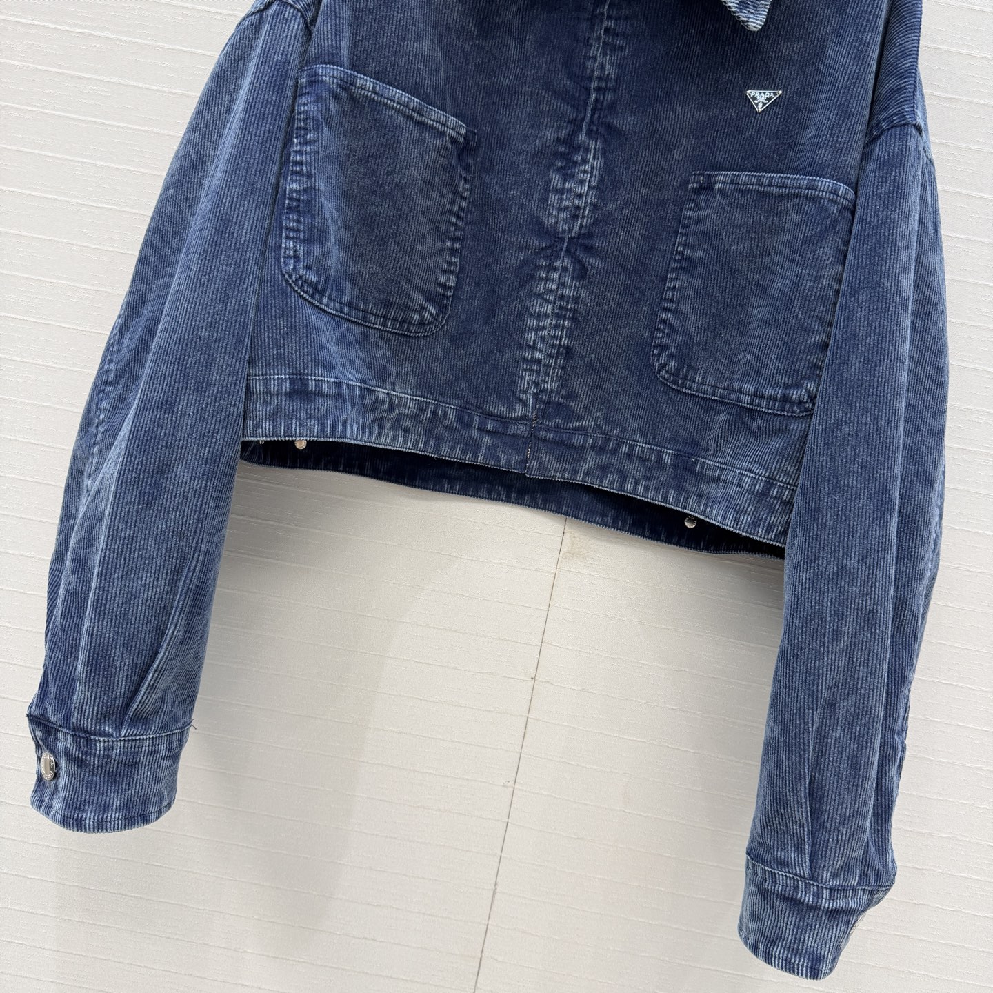 强烈推荐❤️PR高智感穿搭 雪花灯芯绒翻领夹克外套！经典落肩宽松短款 立体剪裁版型百搭又显高挑，定制金属