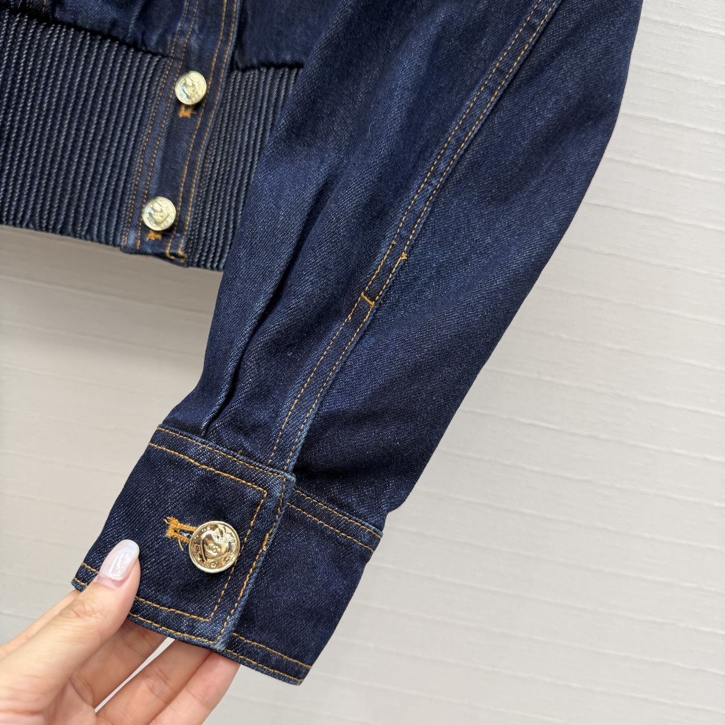 独家首发🍒Cha*25k新品！气质爱心💗双c牛仔夹克外套，气质翻领小短款束摆版型上身高挑又显瘦，定制心形