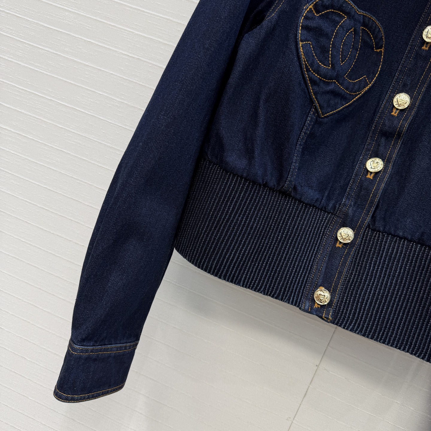 独家首发🍒Cha*25k新品！气质爱心💗双c牛仔夹克外套，气质翻领小短款束摆版型上身高挑又显瘦，定制心形