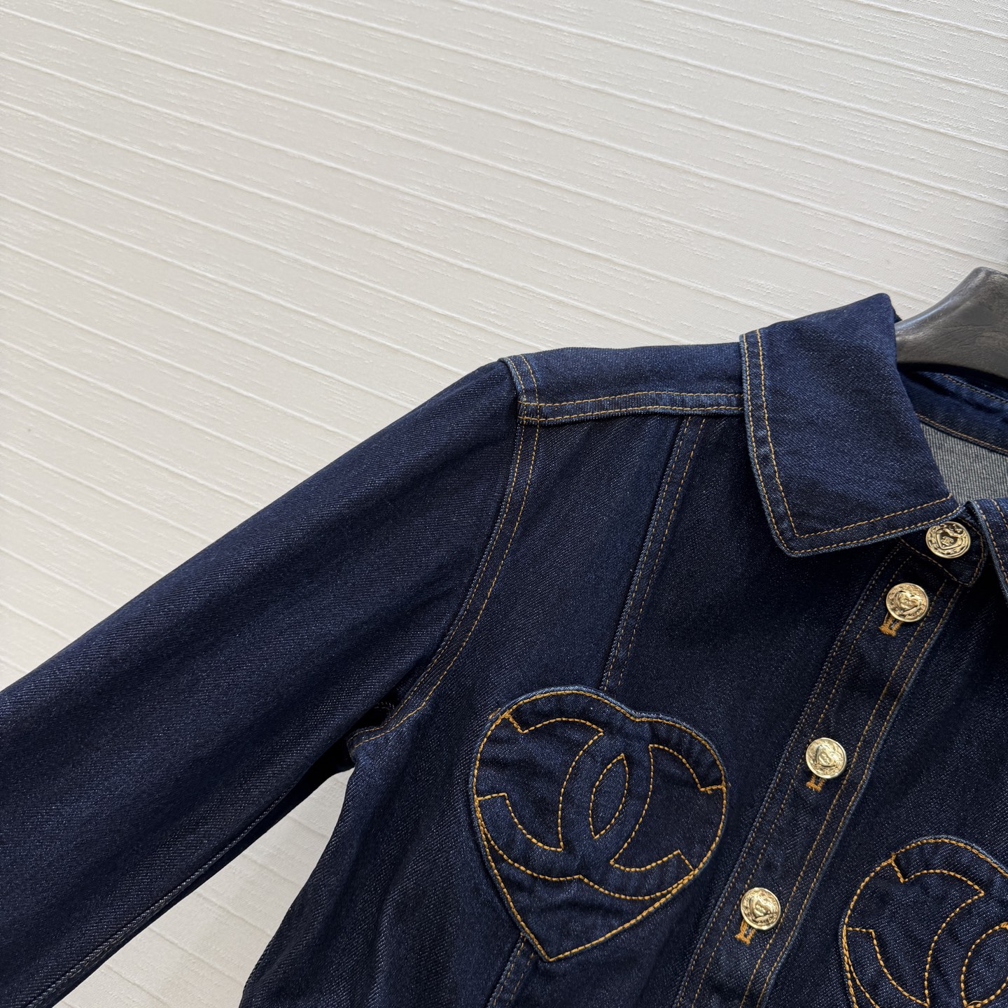 独家首发🍒Cha*25k新品！气质爱心💗双c牛仔夹克外套，气质翻领小短款束摆版型上身高挑又显瘦，定制心形