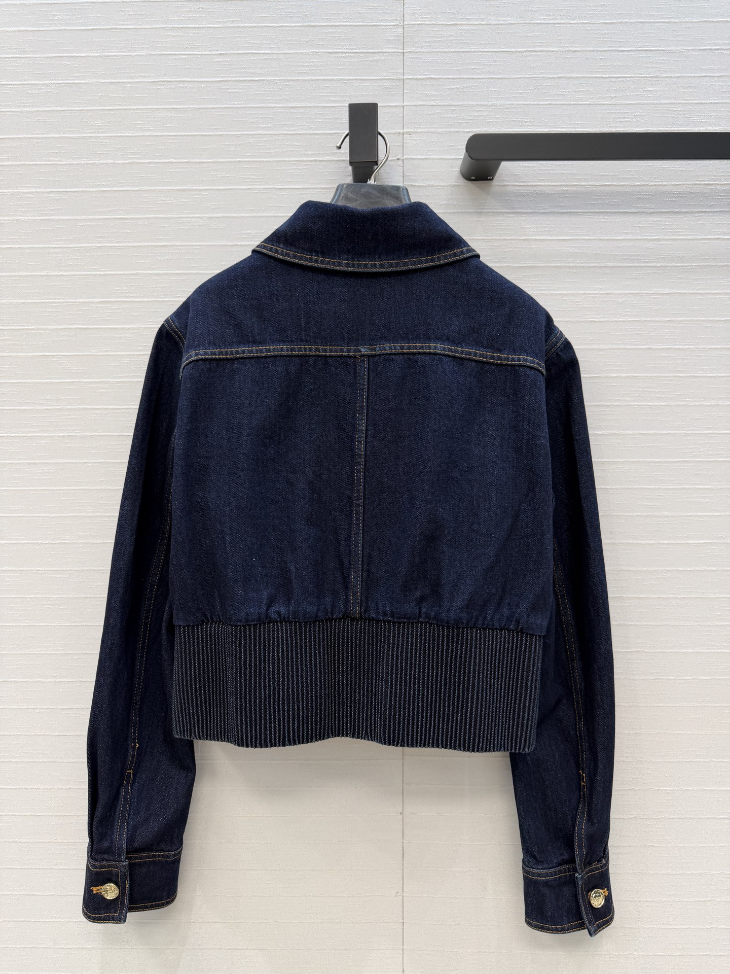 独家首发🍒Cha*25k新品！气质爱心💗双c牛仔夹克外套，气质翻领小短款束摆版型上身高挑又显瘦，定制心形