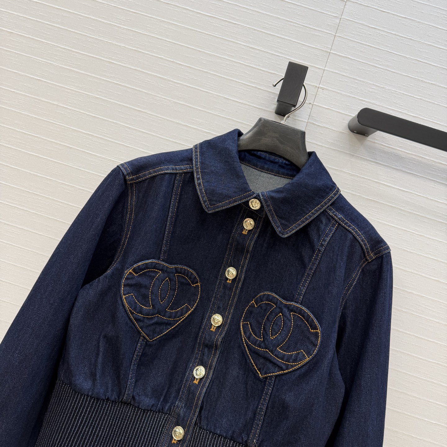 独家首发🍒Cha*25k新品！气质爱心💗双c牛仔夹克外套，气质翻领小短款束摆版型上身高挑又显瘦，定制心形