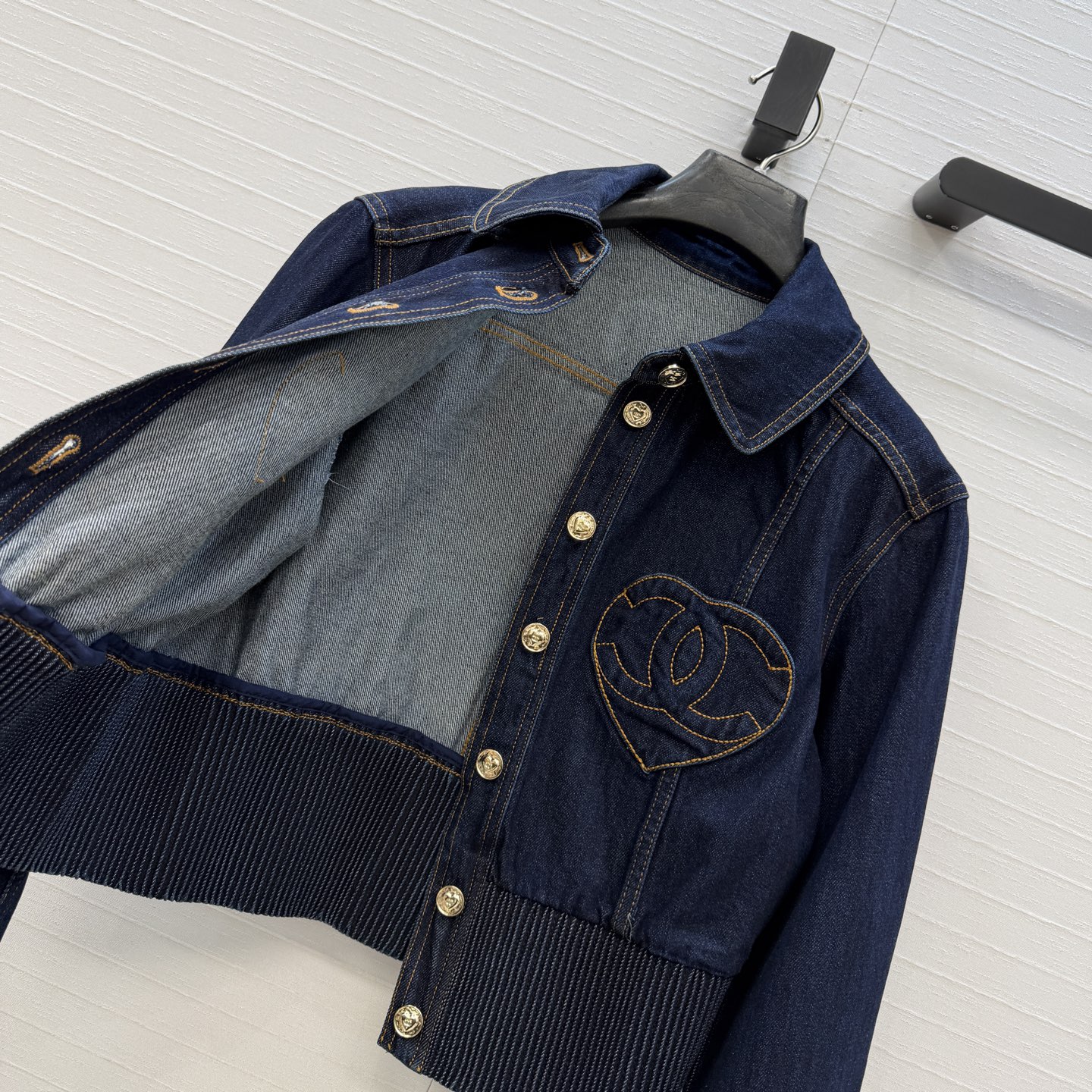 独家首发🍒Cha*25k新品！气质爱心💗双c牛仔夹克外套，气质翻领小短款束摆版型上身高挑又显瘦，定制心形