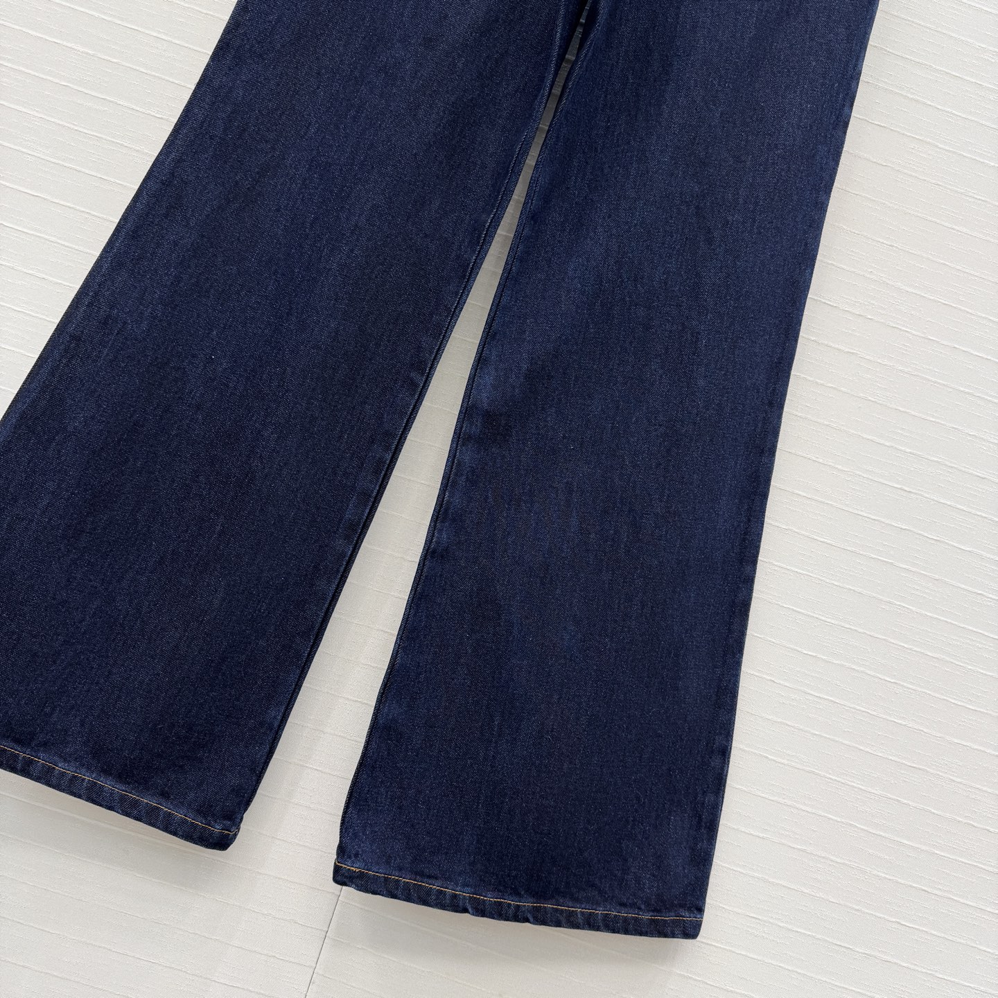 独家首发🍒Cha*25k新品！气质爱心💗双c牛仔长裤，中高腰微喇裤版型剪裁上身高挑又显瘦，定制心形双c口