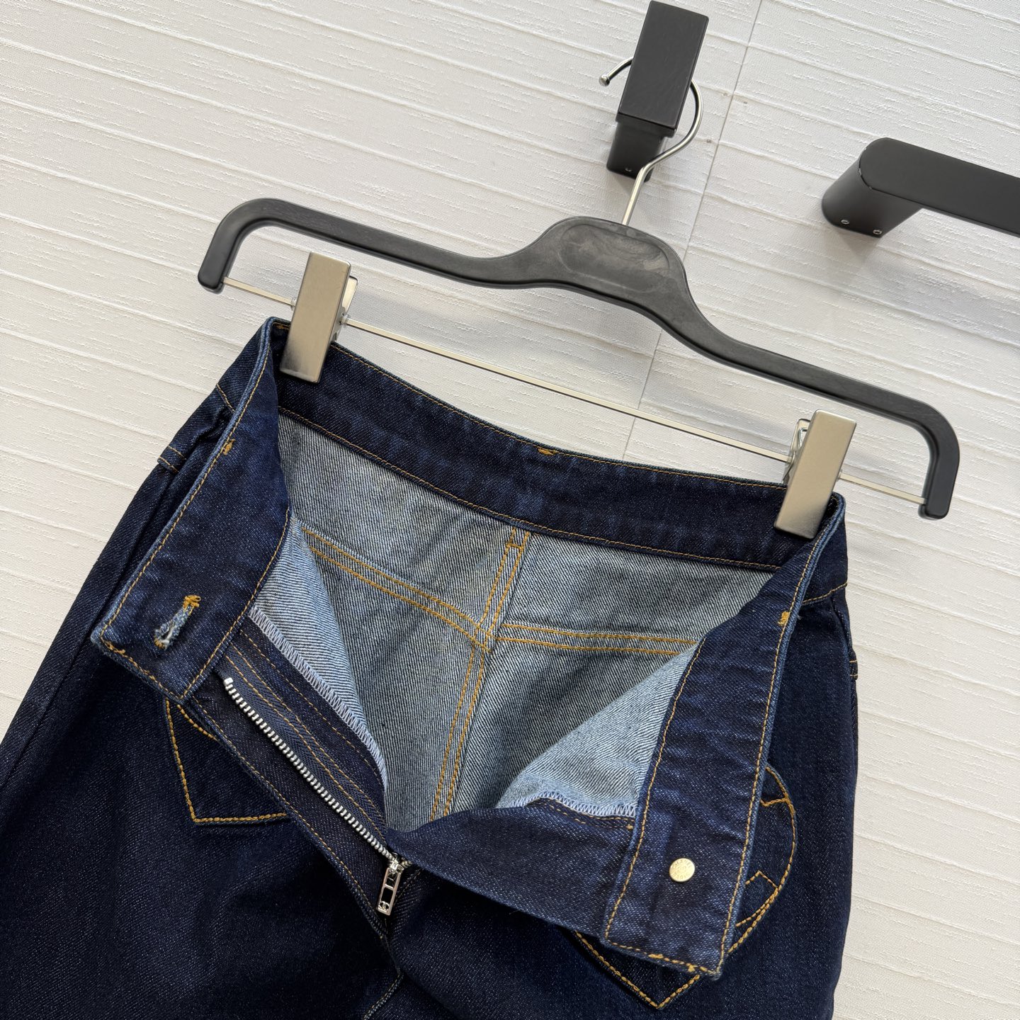 独家首发🍒Cha*25k新品！气质爱心💗双c牛仔长裤，中高腰微喇裤版型剪裁上身高挑又显瘦，定制心形双c口