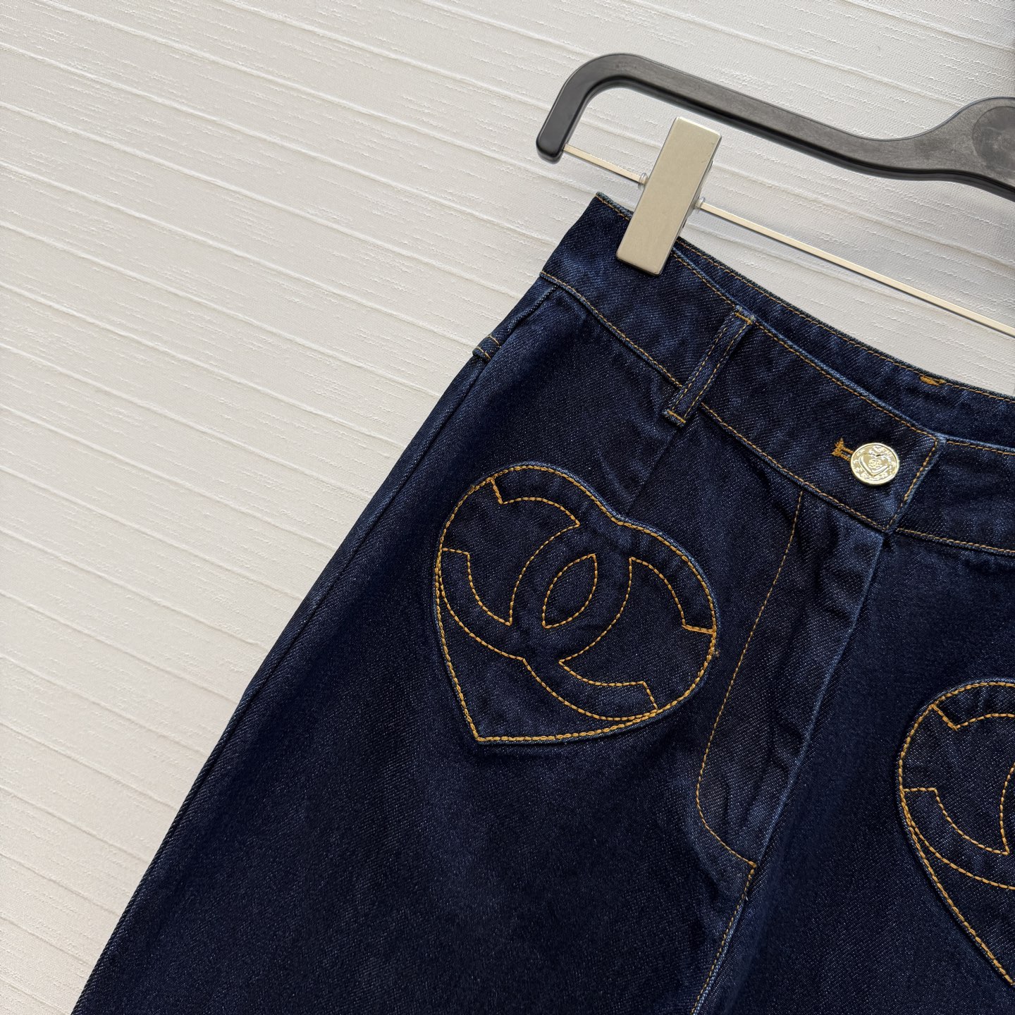 独家首发🍒Cha*25k新品！气质爱心💗双c牛仔长裤，中高腰微喇裤版型剪裁上身高挑又显瘦，定制心形双c口