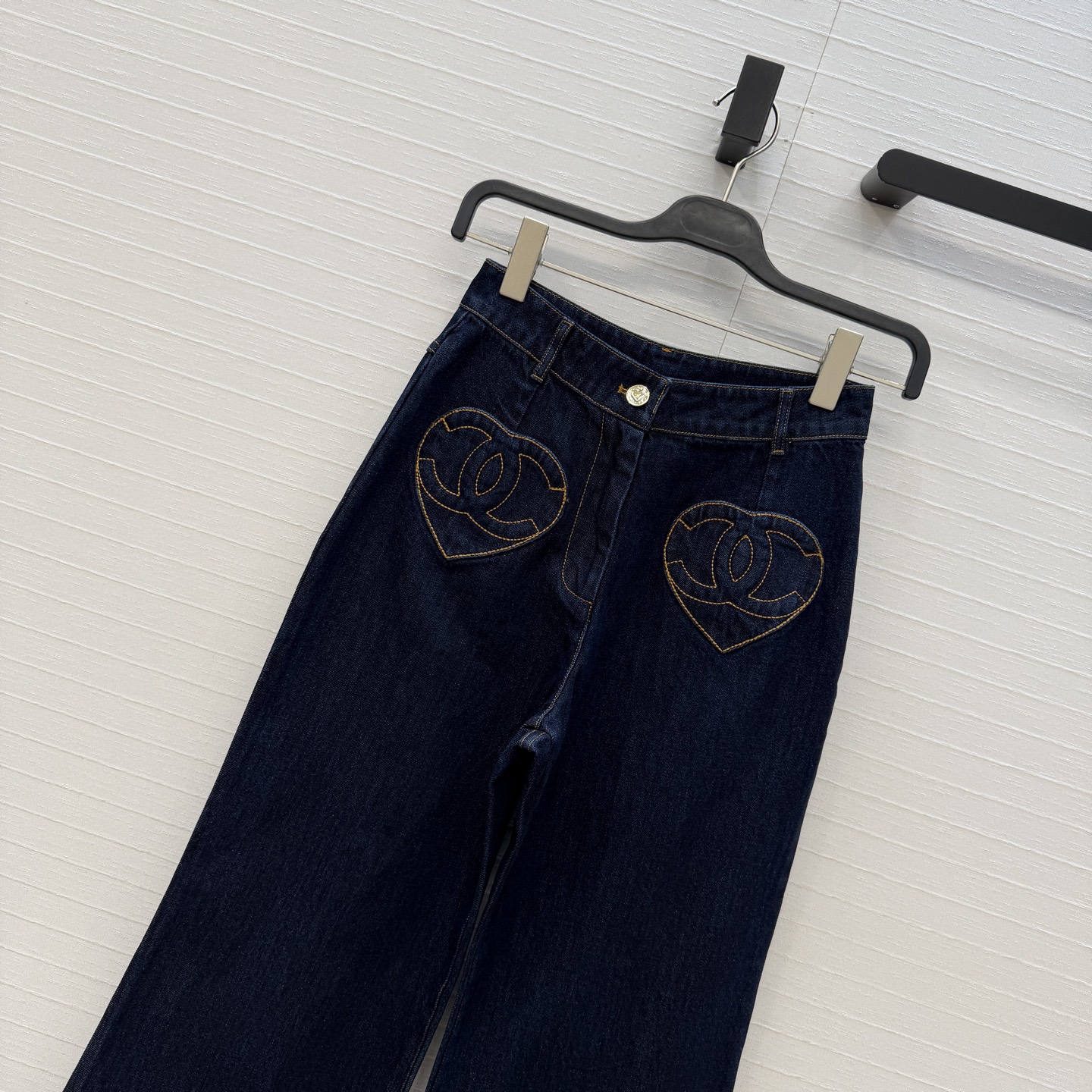 独家首发🍒Cha*25k新品！气质爱心💗双c牛仔长裤，中高腰微喇裤版型剪裁上身高挑又显瘦，定制心形双c口