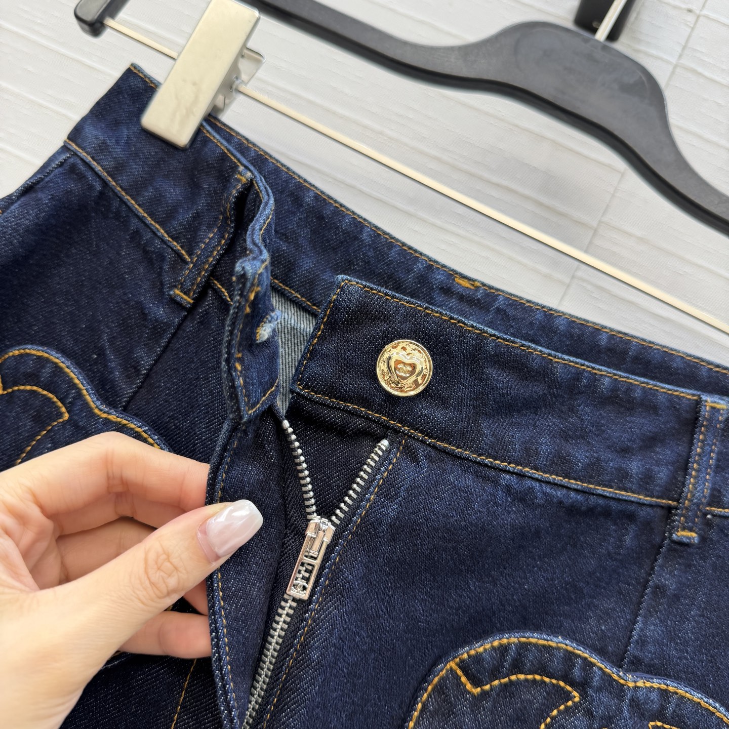 独家首发🍒Cha*25k新品！气质爱心💗双c牛仔长裤，中高腰微喇裤版型剪裁上身高挑又显瘦，定制心形双c口