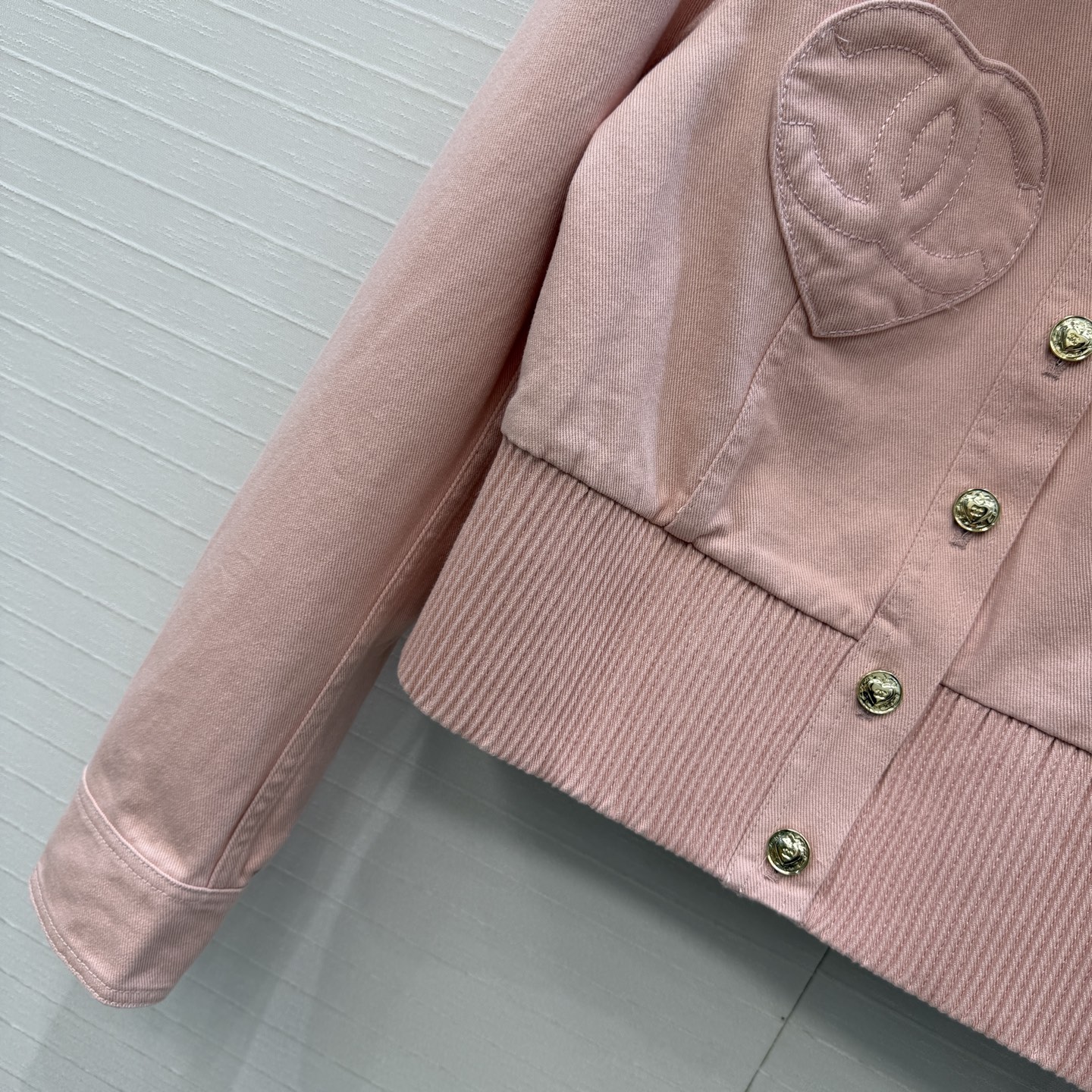 独家首发🍒Cha*25k新品！气质爱心💗双c牛仔夹克外套，气质翻领小短款束摆版型上身高挑又显瘦，定制心形